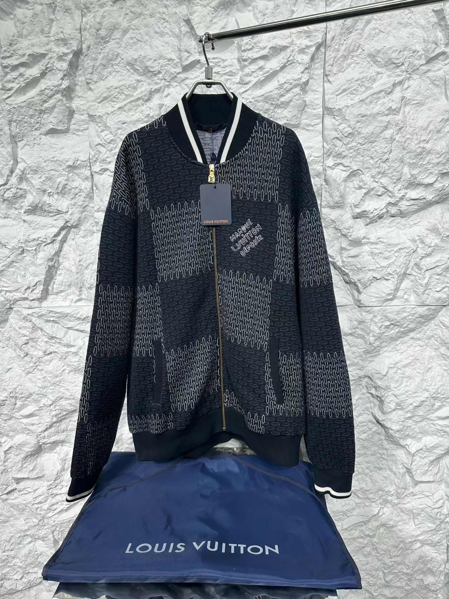 Louis Vuitton Louis Vuitton Checkered Logo Bomber Jacket XXL Size US XXL / EU 58 / 5 - 2 Thumbnail