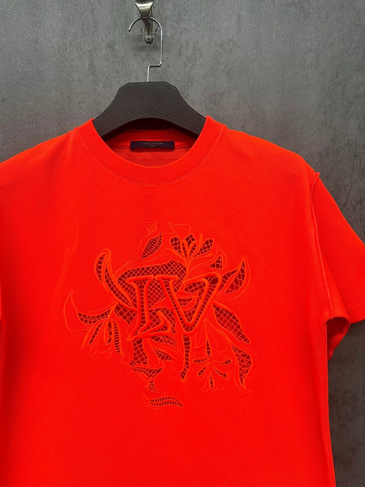 Louis Vuitton Louis Vuitton Floral Cut-Out Logo T-Shirt M Size US M / EU 48-50 / 2 - 3 Thumbnail