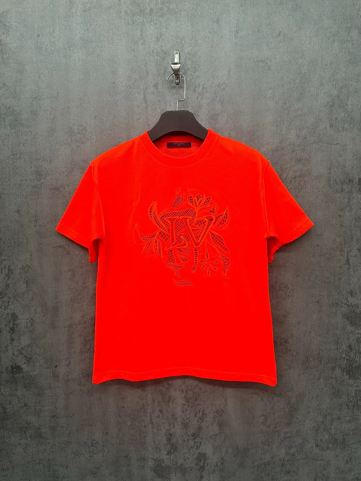 Louis Vuitton Louis Vuitton Floral Cut-Out Logo T-Shirt M Size US M / EU 48-50 / 2 - 2 Thumbnail