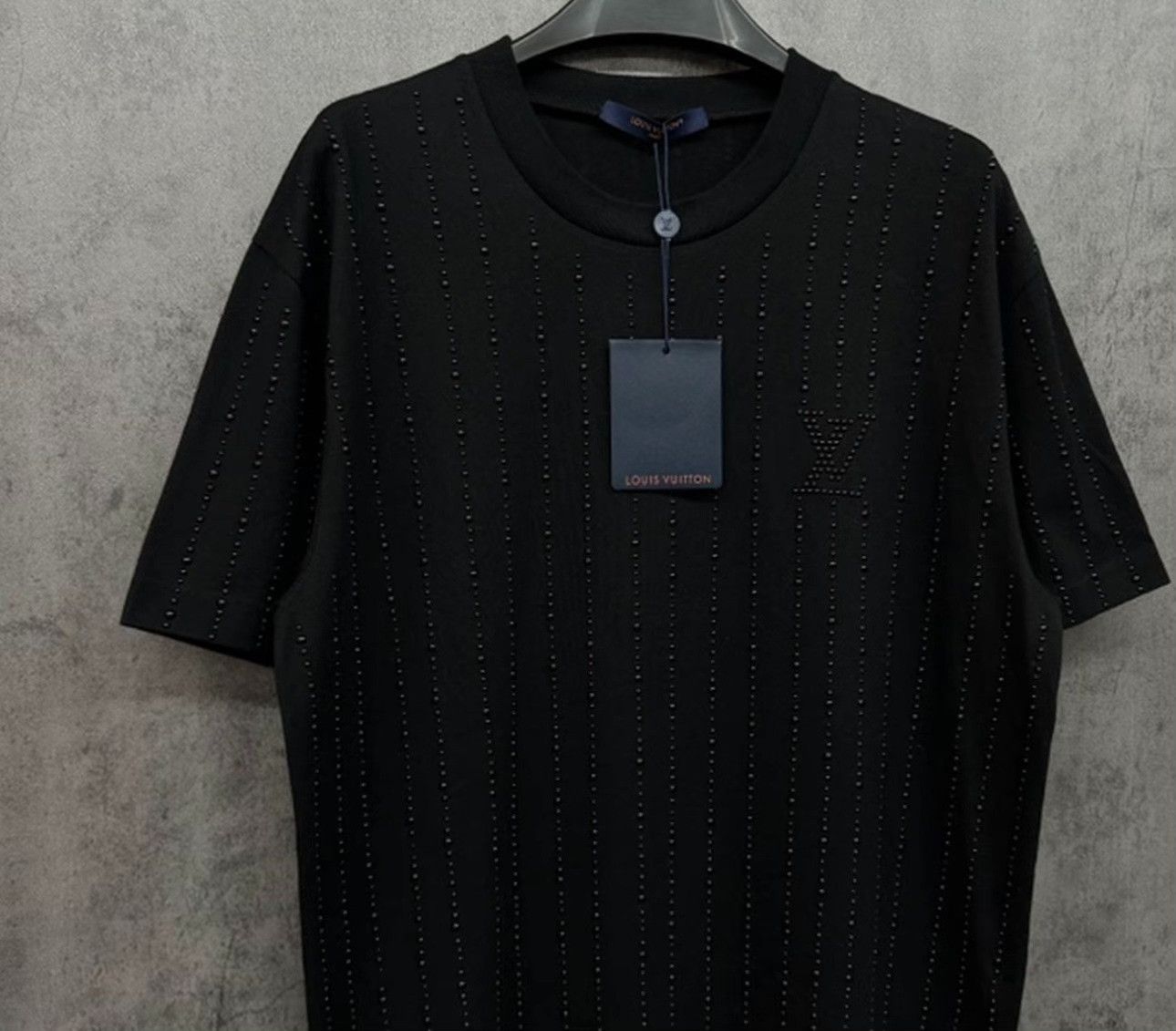 Louis Vuitton Louis Vuitton Beaded Vertical Logo T-Shirt Size M Size US M / EU 48-50 / 2 - 3 Thumbnail