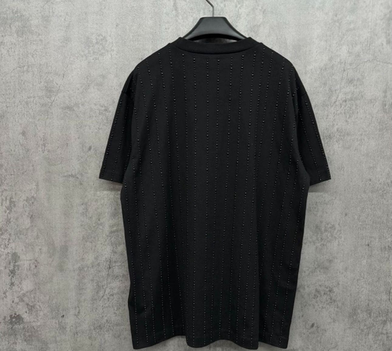 Louis Vuitton Louis Vuitton Beaded Vertical Logo T-Shirt Size M Size US M / EU 48-50 / 2 - 4 Thumbnail