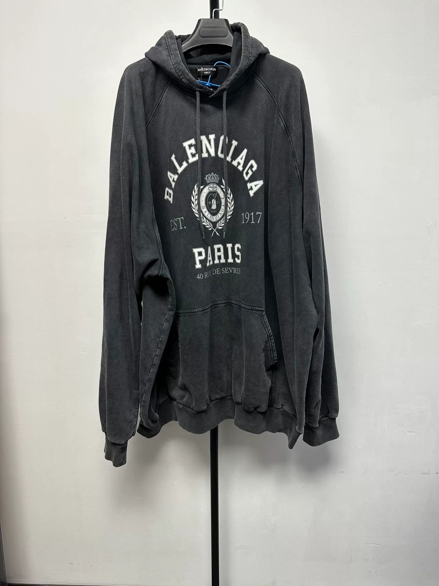 Balenciaga Balenciaga Crest Logo Hoodie Size 3 Size US L / EU 52-54 / 3 - 2 Thumbnail