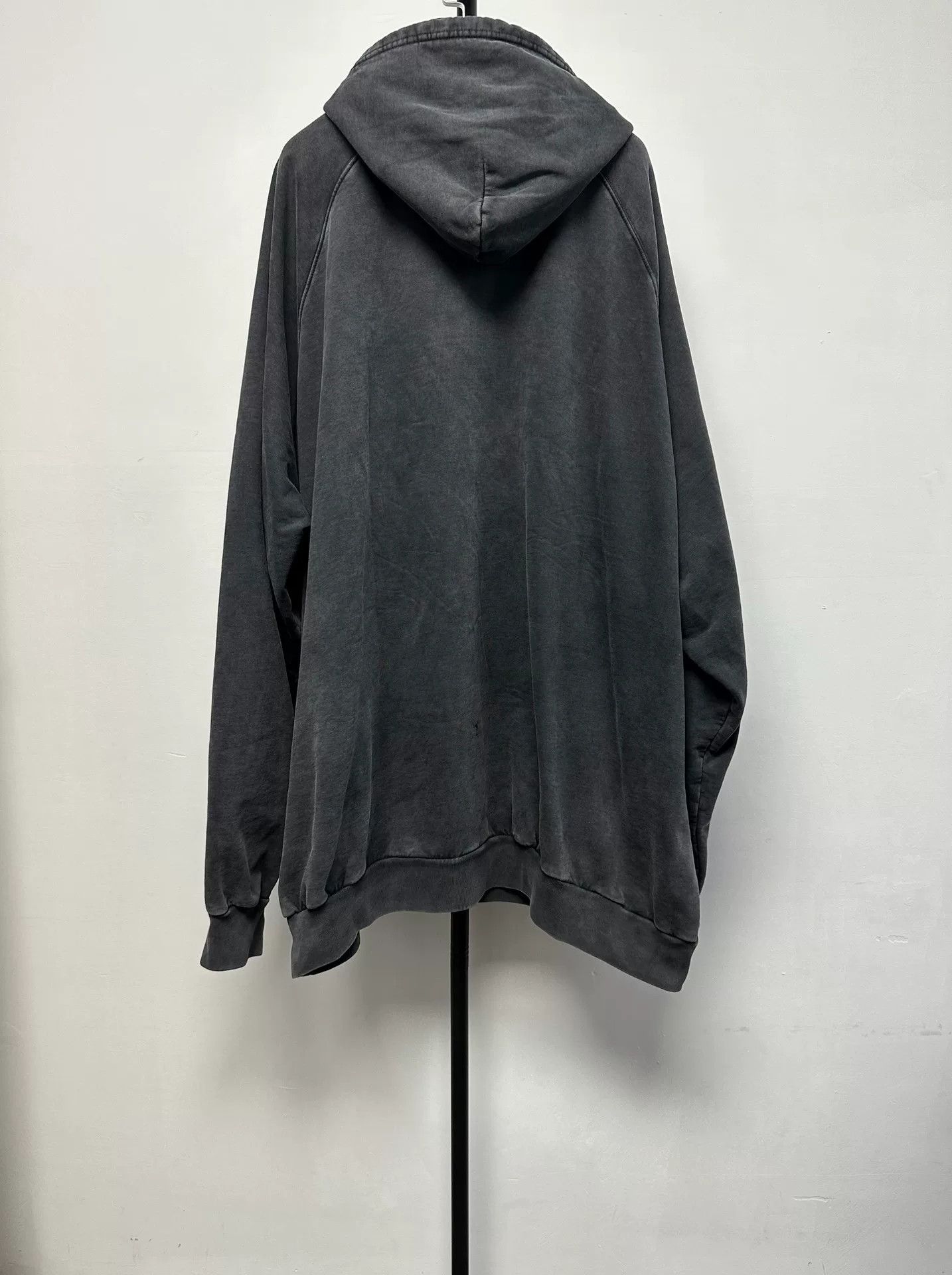 Balenciaga Balenciaga Crest Logo Hoodie Size 3 Size US L / EU 52-54 / 3 - 3 Thumbnail