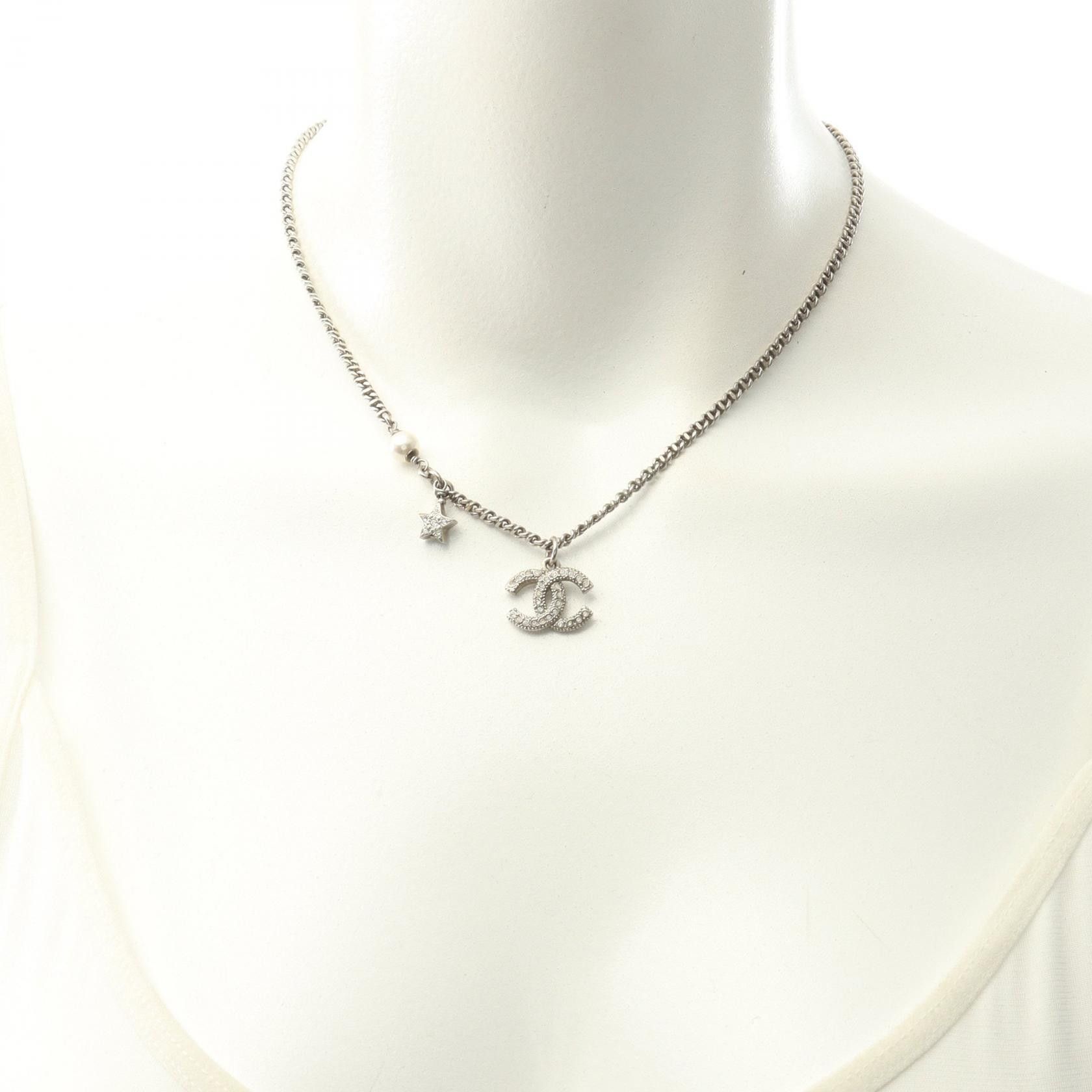 Chanel Chanel Chanel Imitation Pearl Crystal Necklace Metal Necklace DUTY FREE for USA Size ONE SIZE - 5 Thumbnail