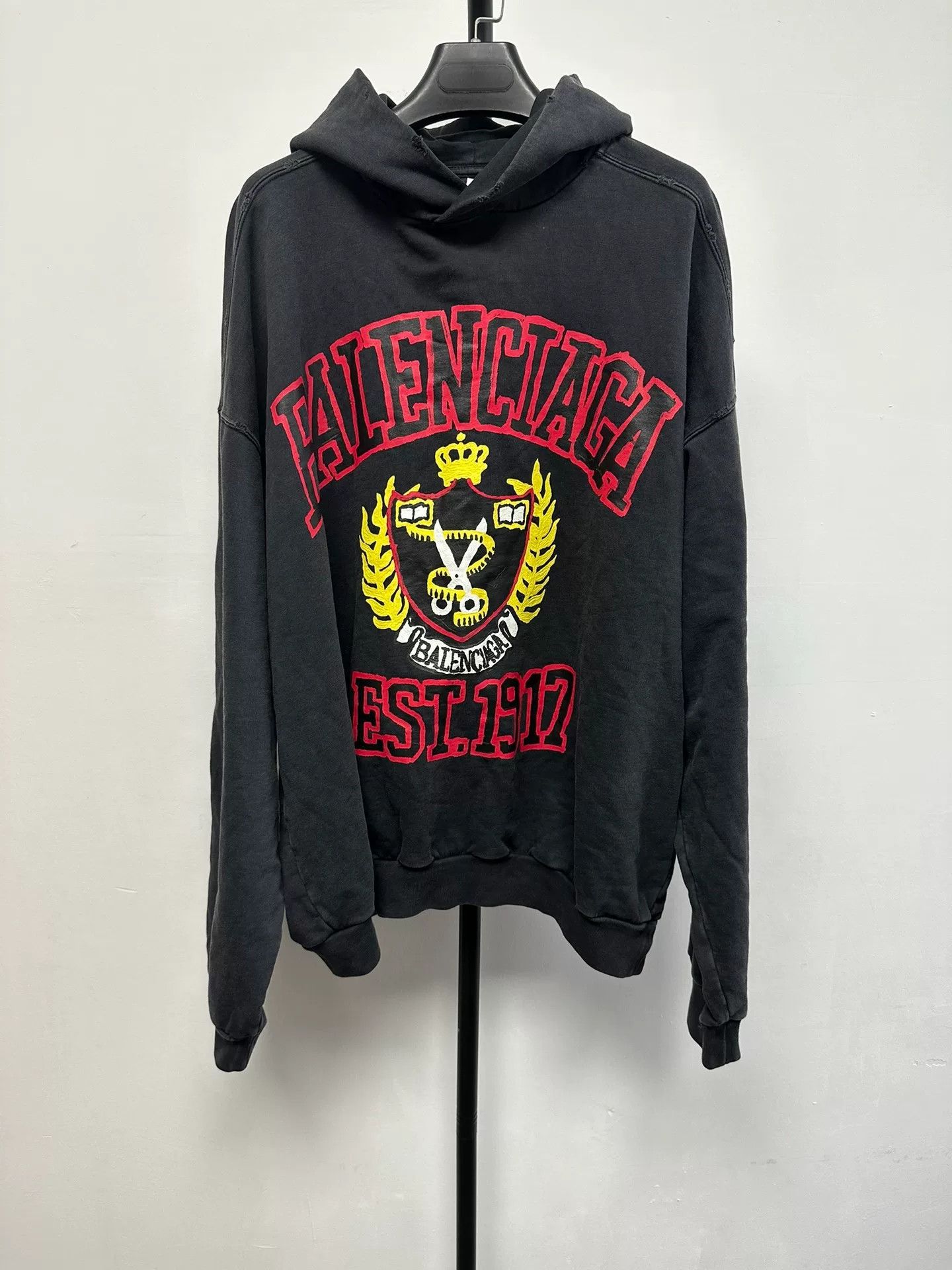 Balenciaga Balenciaga Crest Logo Graphic Hoodie Size M Size US M / EU 48-50 / 2 - 2 Thumbnail