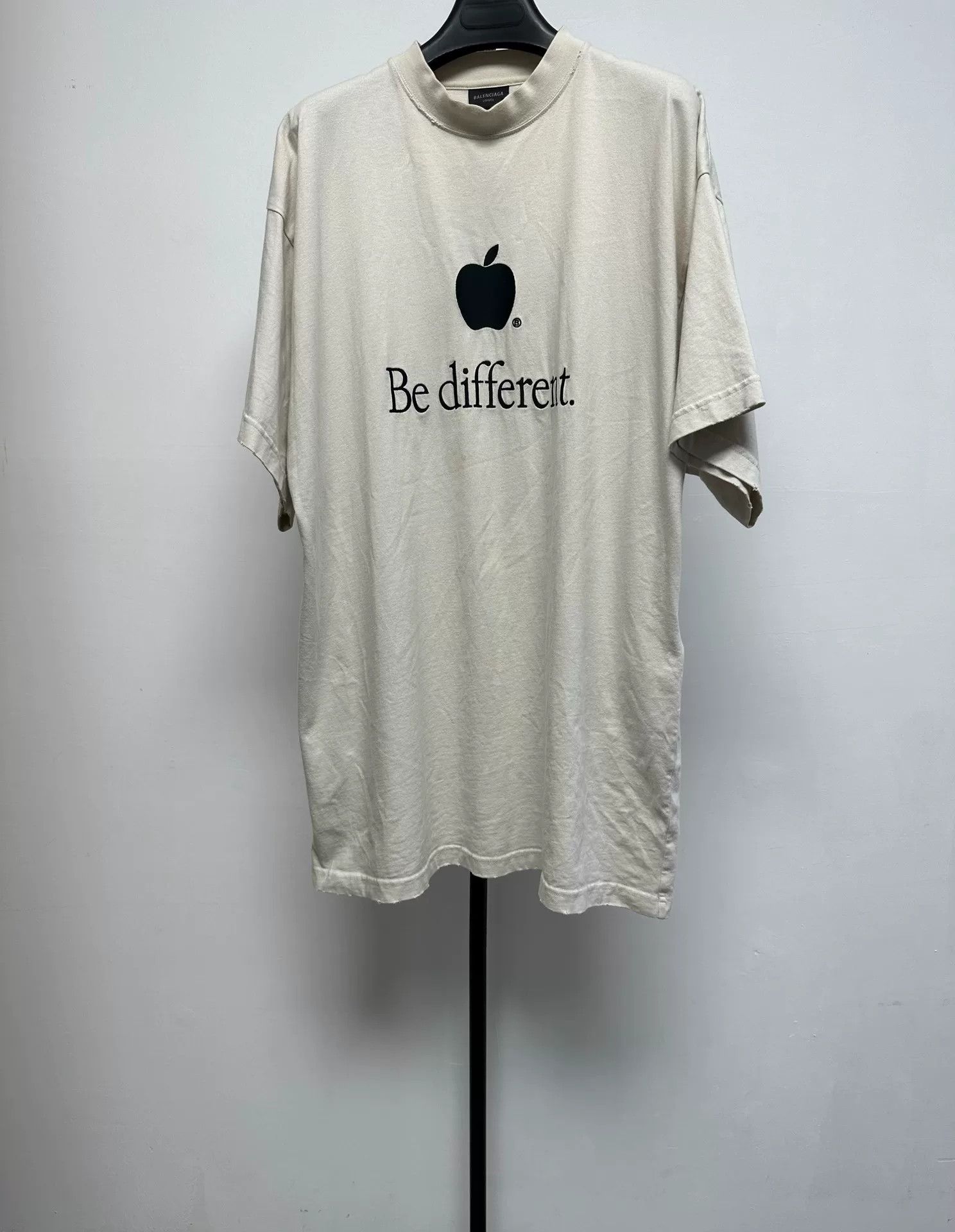 Balenciaga Balenciaga Apple Logo Be Different T-Shirt Size 1 Size US S / EU 44-46 / 1 - 2 Thumbnail