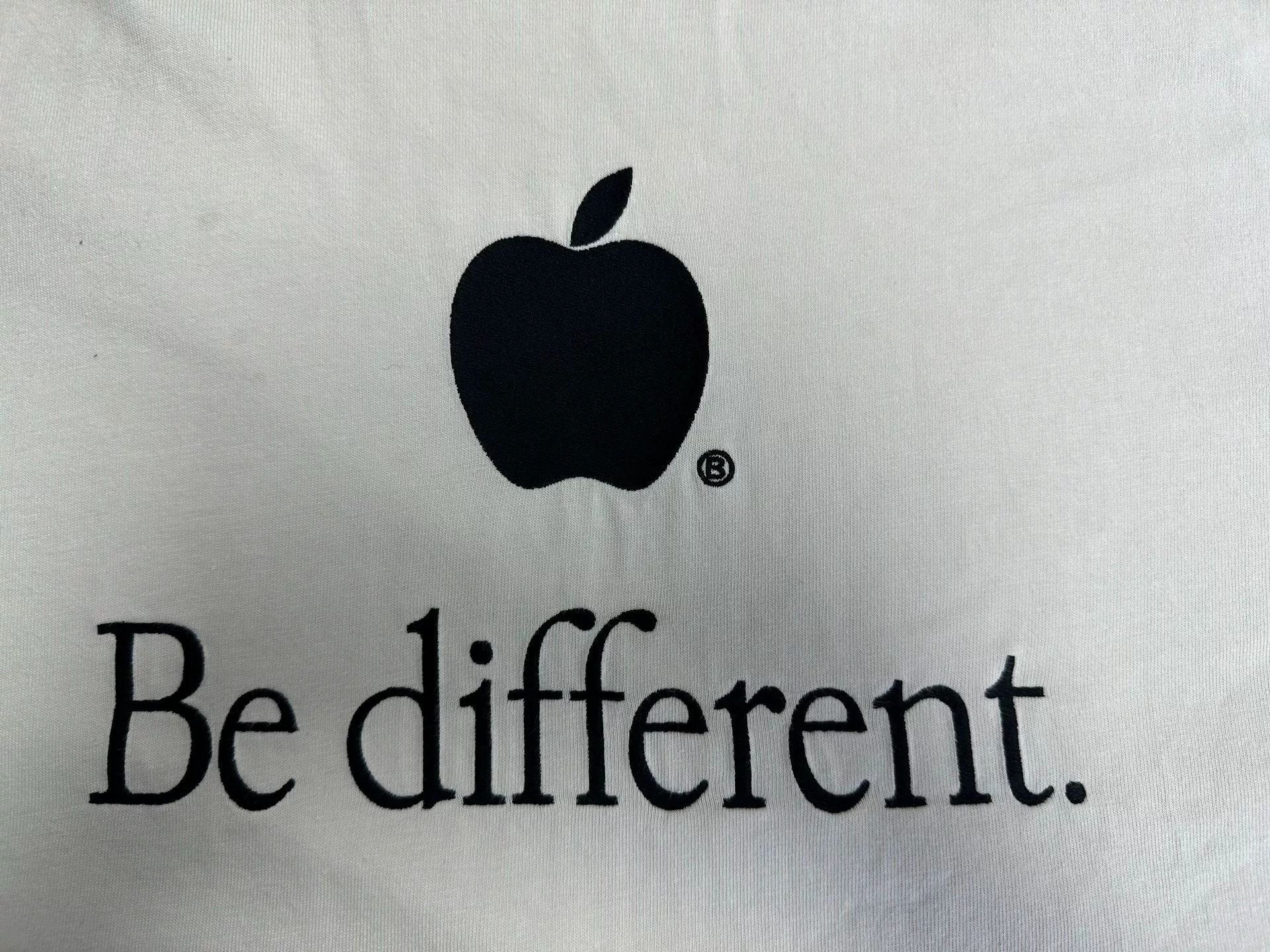 Balenciaga Balenciaga Apple Logo Be Different T-Shirt Size 1 Size US S / EU 44-46 / 1 - 4 Thumbnail