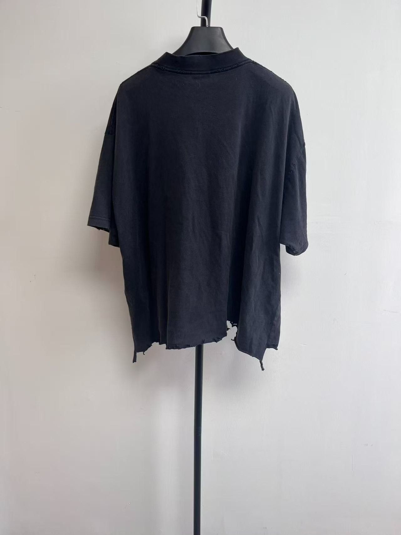 Balenciaga Balenciaga Distressed Logo T-Shirt Size 2 Size US M / EU 48-50 / 2 - 3 Thumbnail