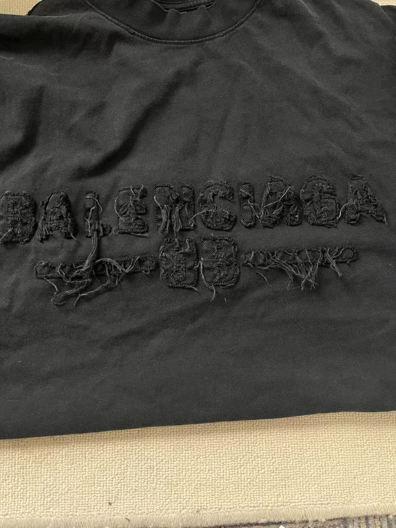 Balenciaga Balenciaga Distressed Logo T-Shirt Size 2 Size US M / EU 48-50 / 2 - 4 Thumbnail