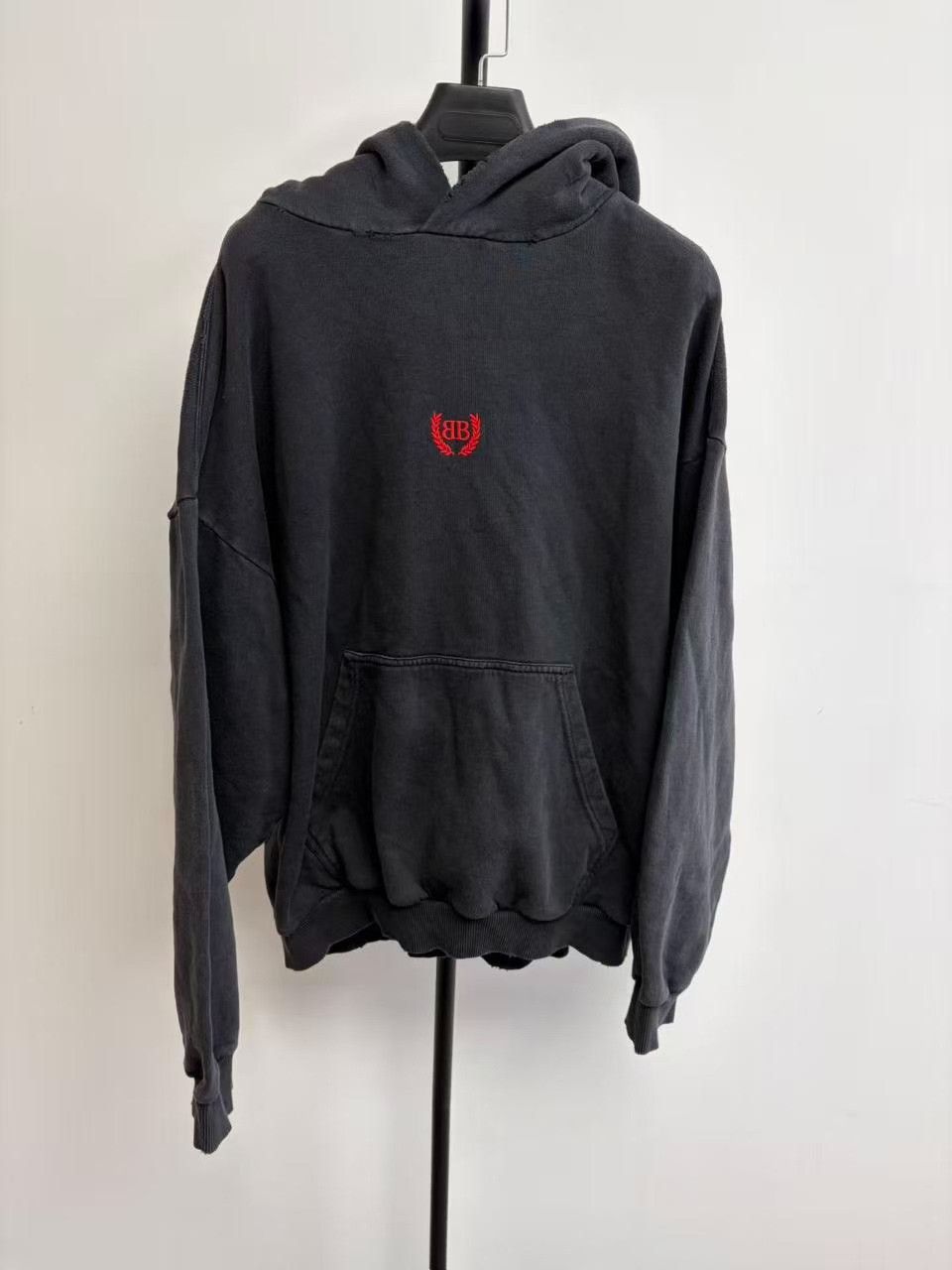 Balenciaga Balenciaga BB Laurel Logo Hoodie Black Size M Size US M / EU 48-50 / 2 - 2 Thumbnail