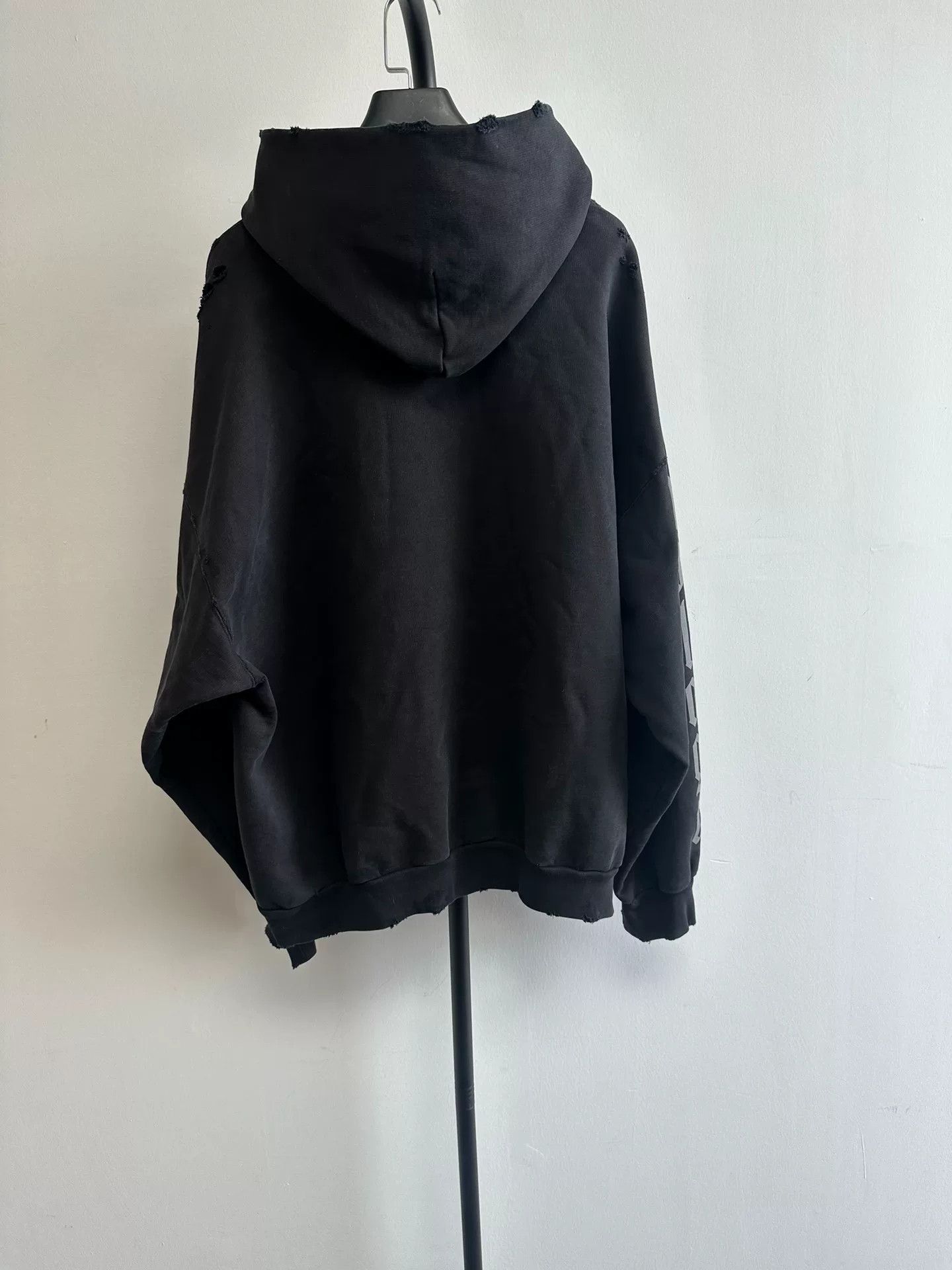 Balenciaga Balenciaga NoLogo Distressed Hoodie Size L Size US L / EU 52-54 / 3 - 3 Thumbnail