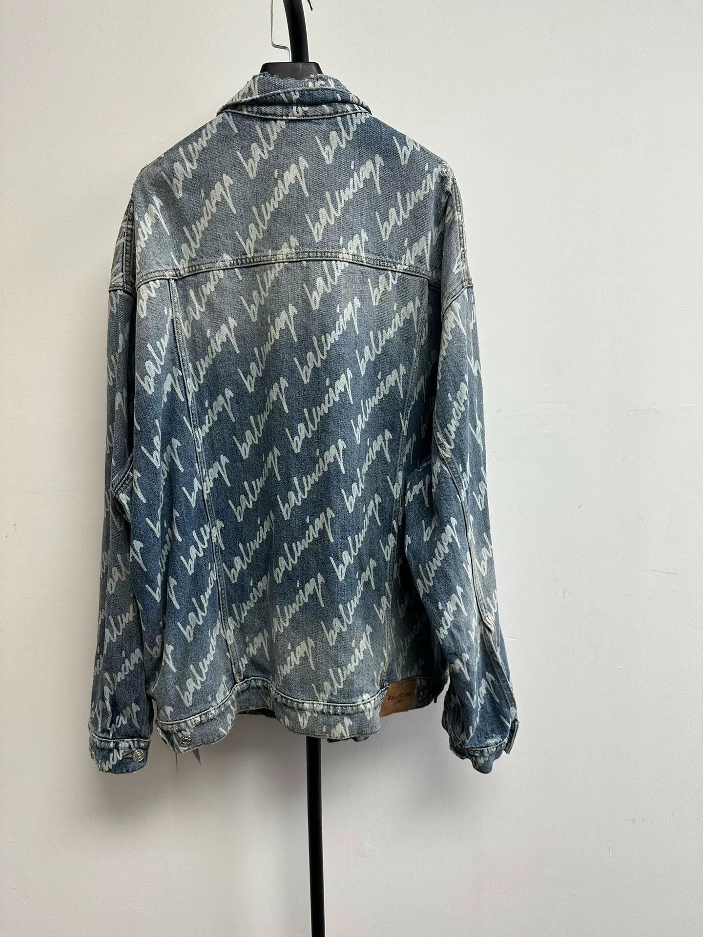 Balenciaga Balenciaga All-Over Script Logo Denim Jacket Size 2 Size US M / EU 48-50 / 2 - 3 Thumbnail