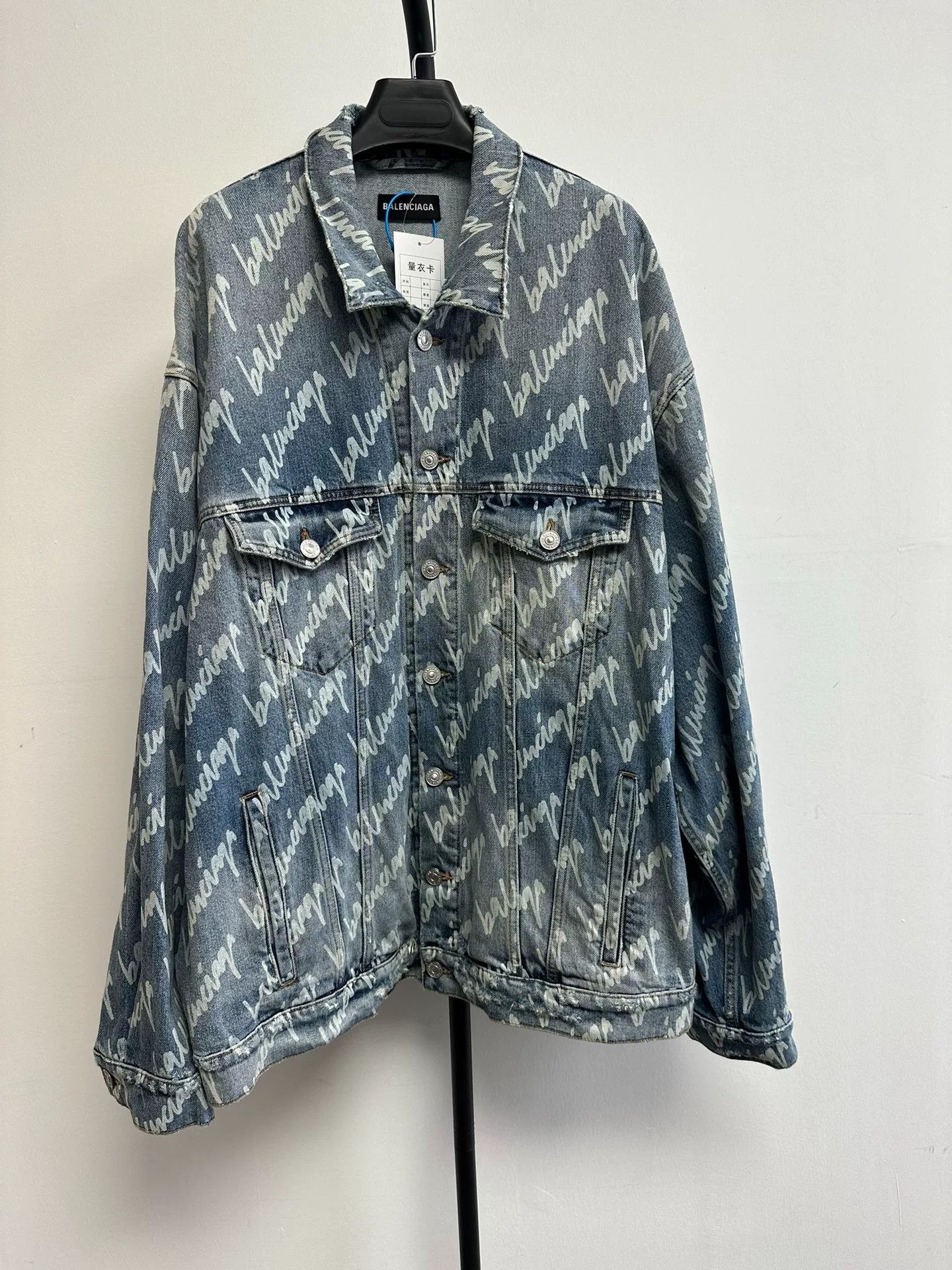 Balenciaga Balenciaga All-Over Script Logo Denim Jacket Size 2 Size US M / EU 48-50 / 2 - 2 Thumbnail
