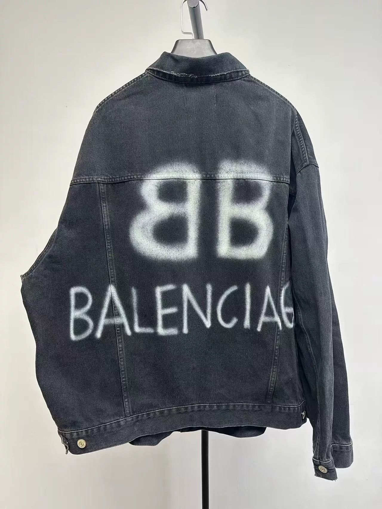 Balenciaga Balenciaga Spray Logo Denim Jacket Size M Size US M / EU 48-50 / 2 - 3 Thumbnail