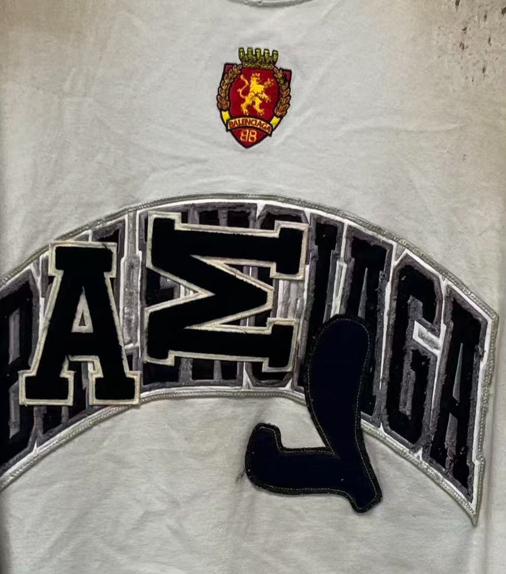 Balenciaga Balenciaga Crest Applique Distressed T-Shirt Size 3 Size US L / EU 52-54 / 3 - 4 Thumbnail