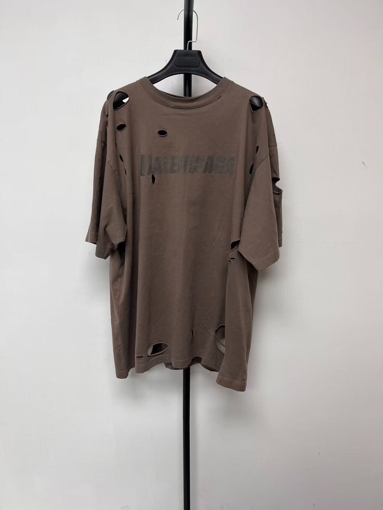 Balenciaga Balenciaga Distressed Logo T-Shirt XS Size XS / US 0-2 / IT 36-38 - 2 Thumbnail