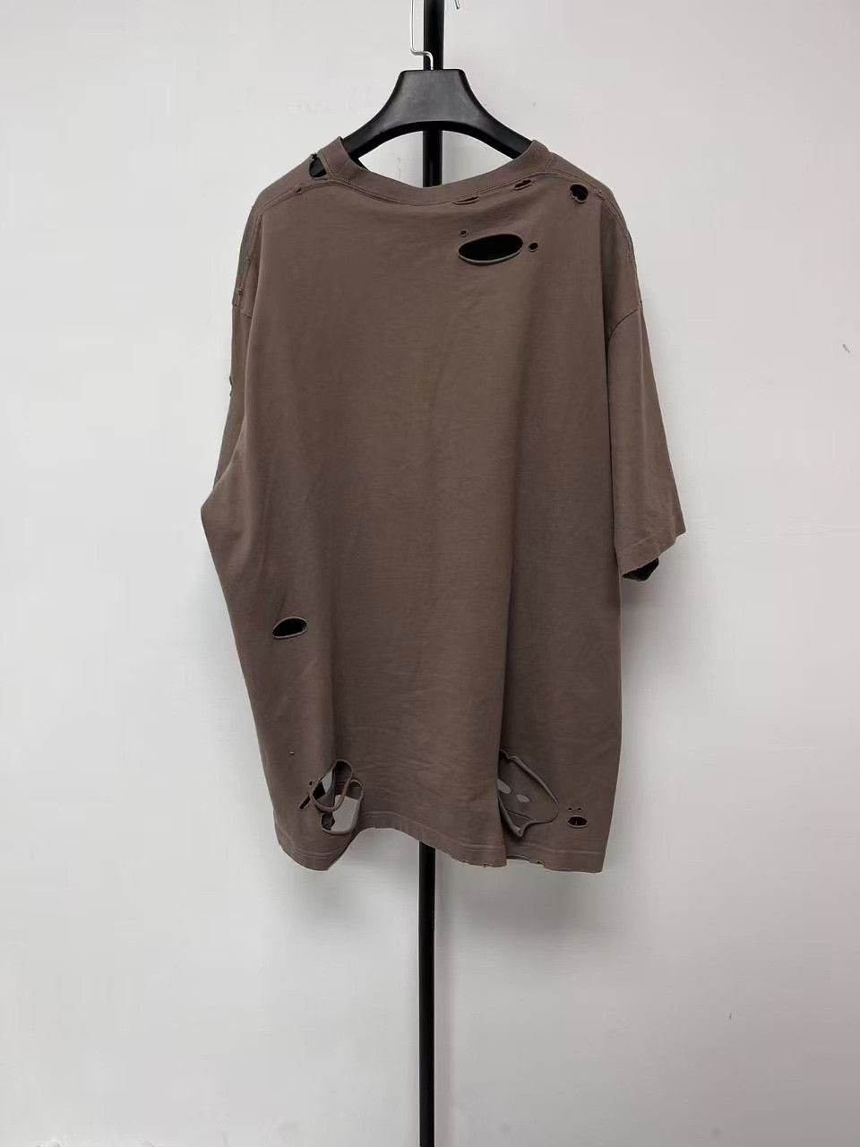 Balenciaga Balenciaga Distressed Logo T-Shirt XS Size XS / US 0-2 / IT 36-38 - 3 Thumbnail