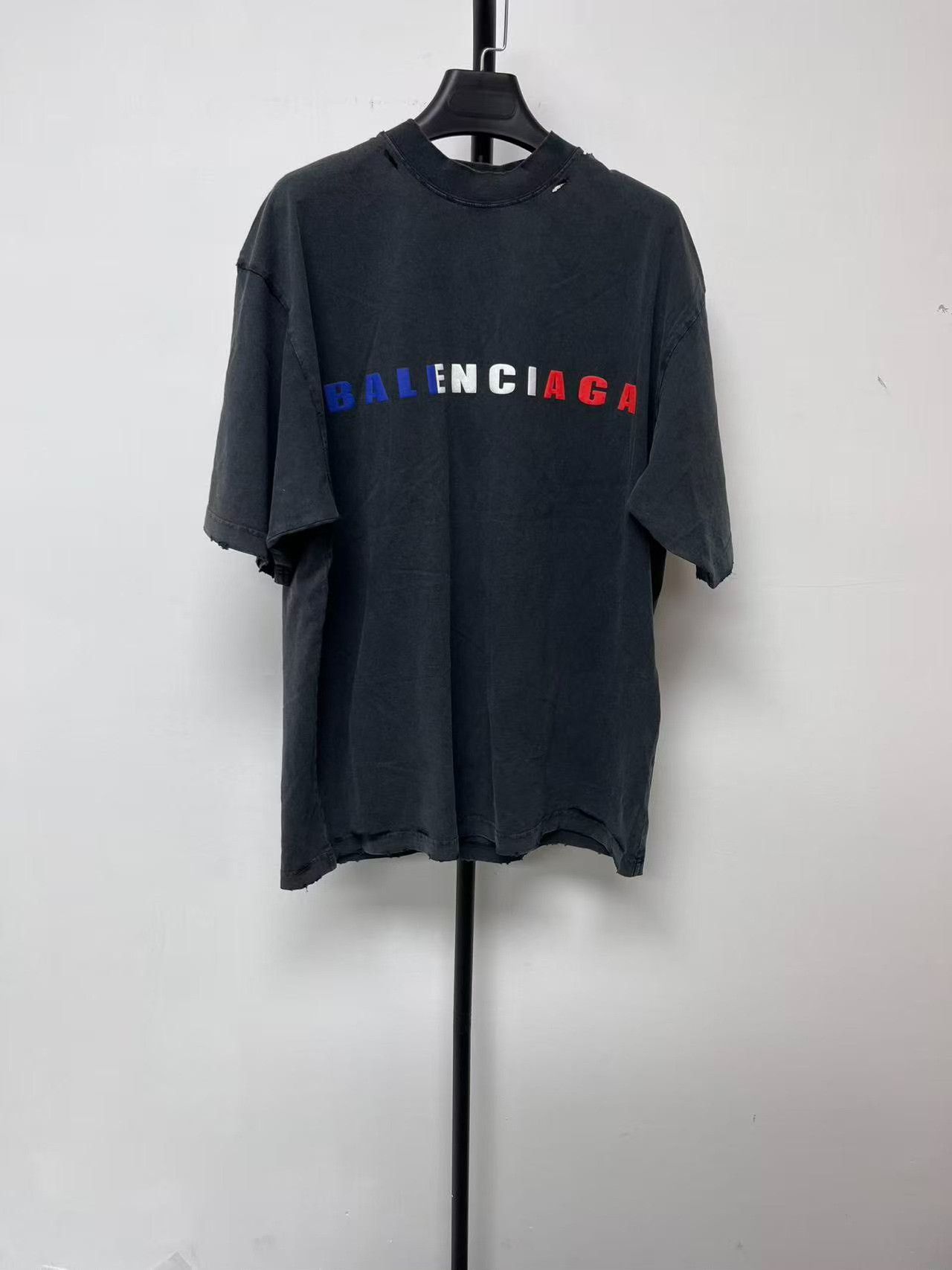 Balenciaga Balenciaga Distressed Tricolor Logo T-Shirt XS Size US XS / EU 42 / 0 - 2 Thumbnail