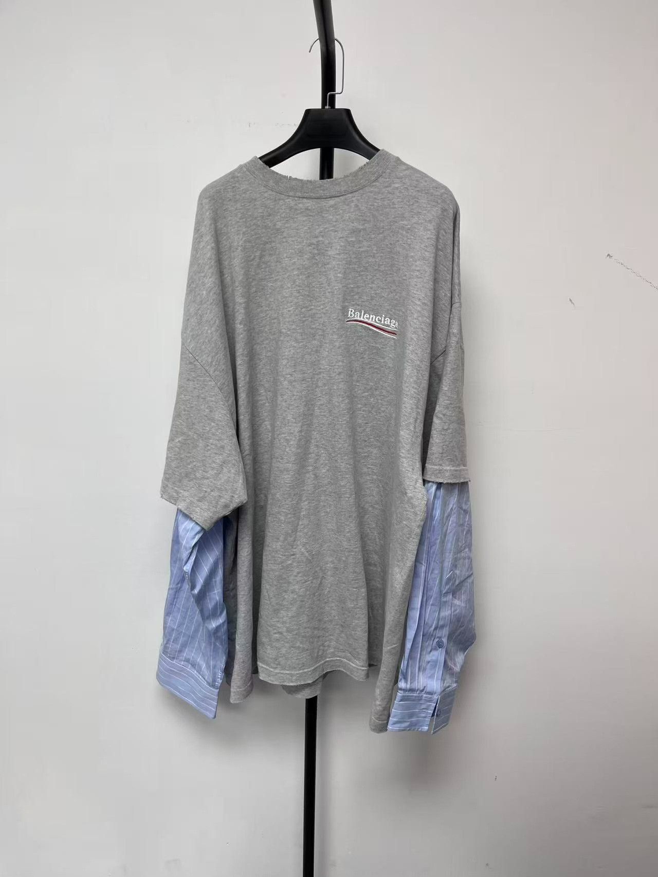 Balenciaga Balenciaga Double Sleeve Logo Long Sleeve T-Shirt XL Size US XL / EU 56 / 4 - 2 Thumbnail