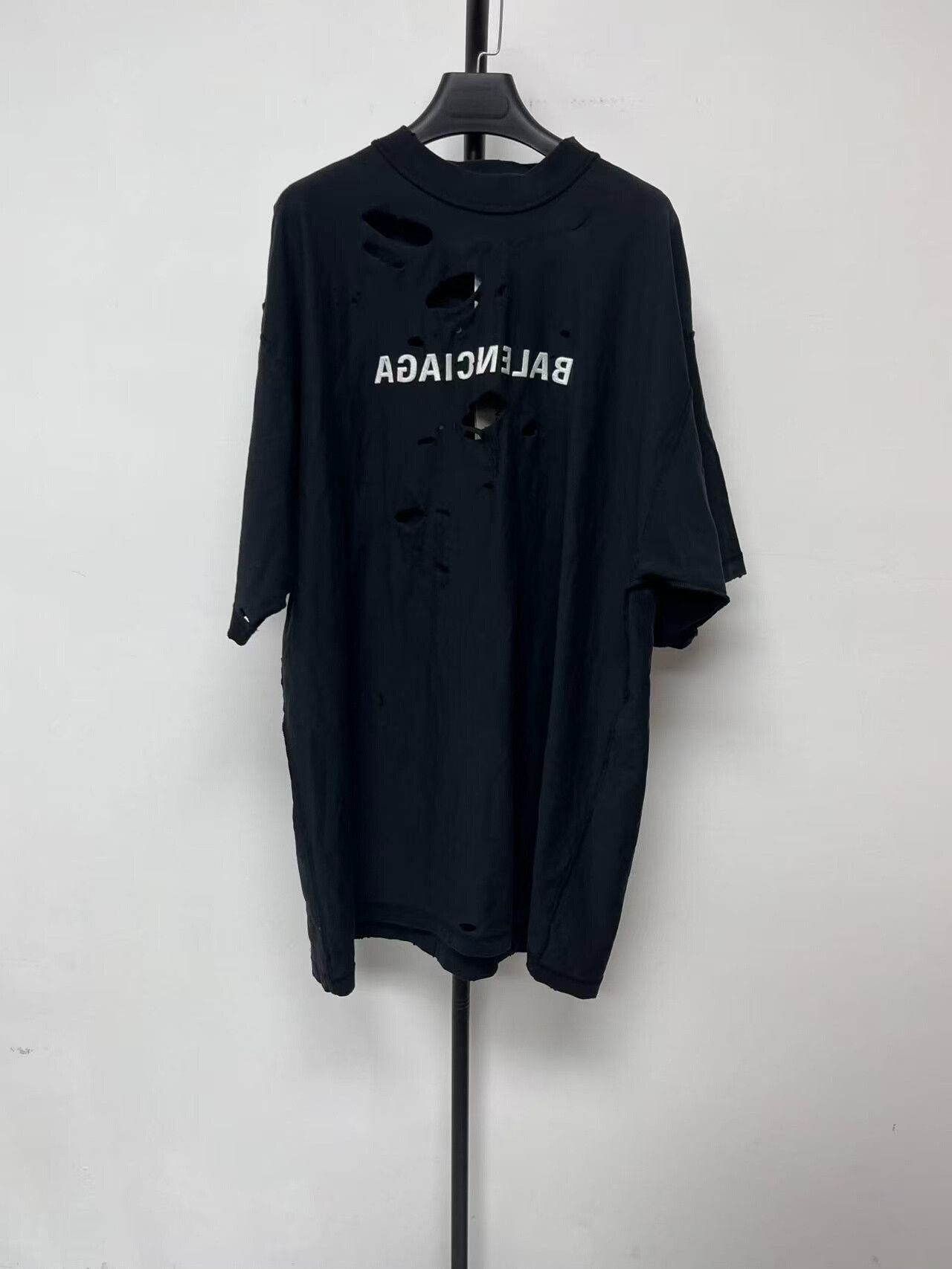Balenciaga Balenciaga Distressed Reversed Logo T-Shirt Size 3 Size US L / EU 52-54 / 3 - 2 Thumbnail