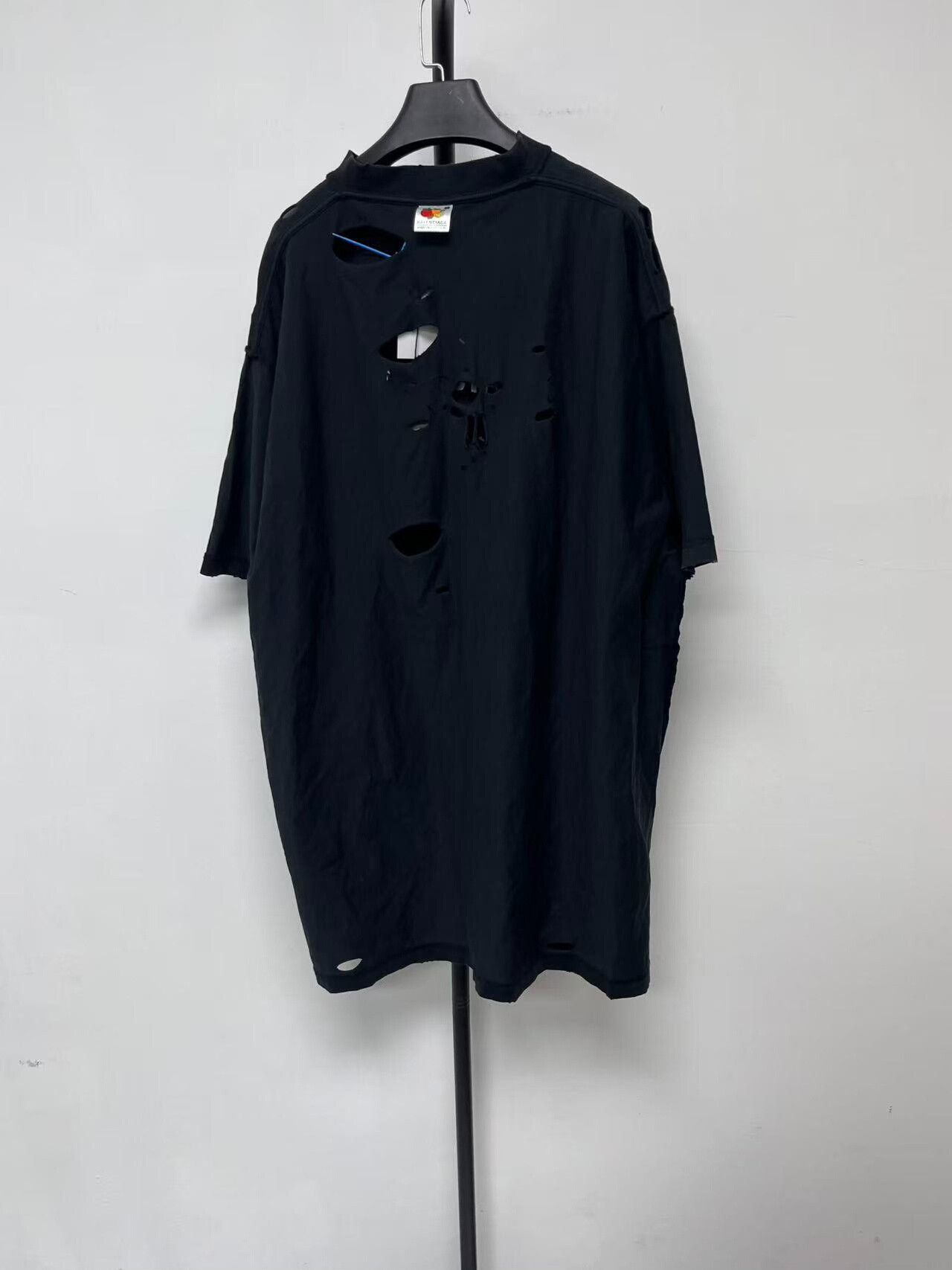 Balenciaga Balenciaga Distressed Reversed Logo T-Shirt Size 3 Size US L / EU 52-54 / 3 - 3 Thumbnail