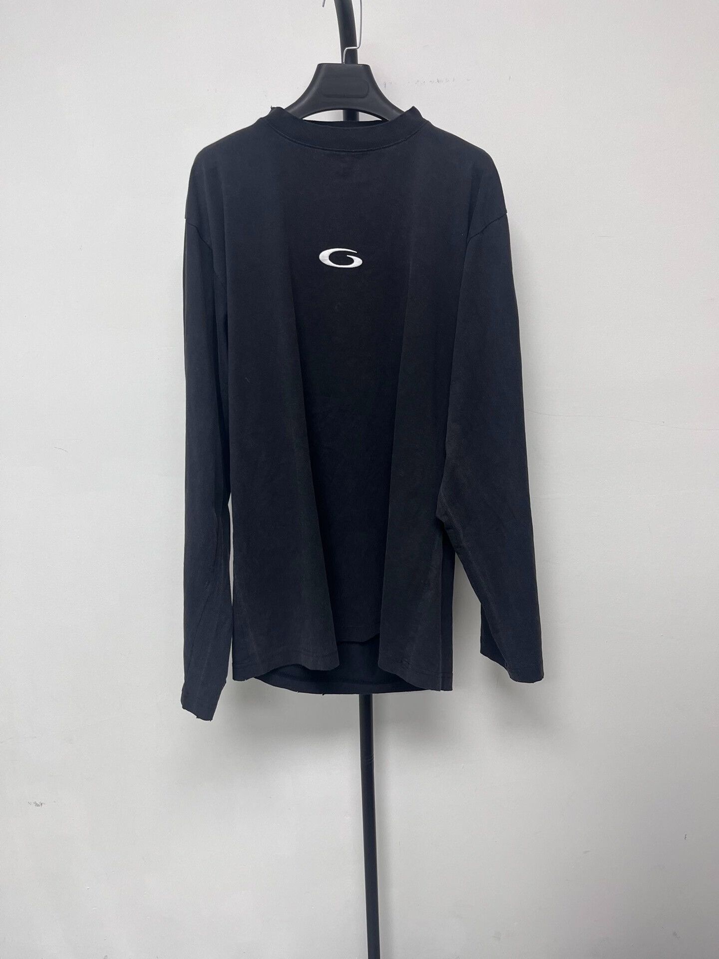 Balenciaga Balenciaga Asymmetric Hem Long Sleeve T-Shirt Size S Size US S / EU 44-46 / 1 - 2 Thumbnail