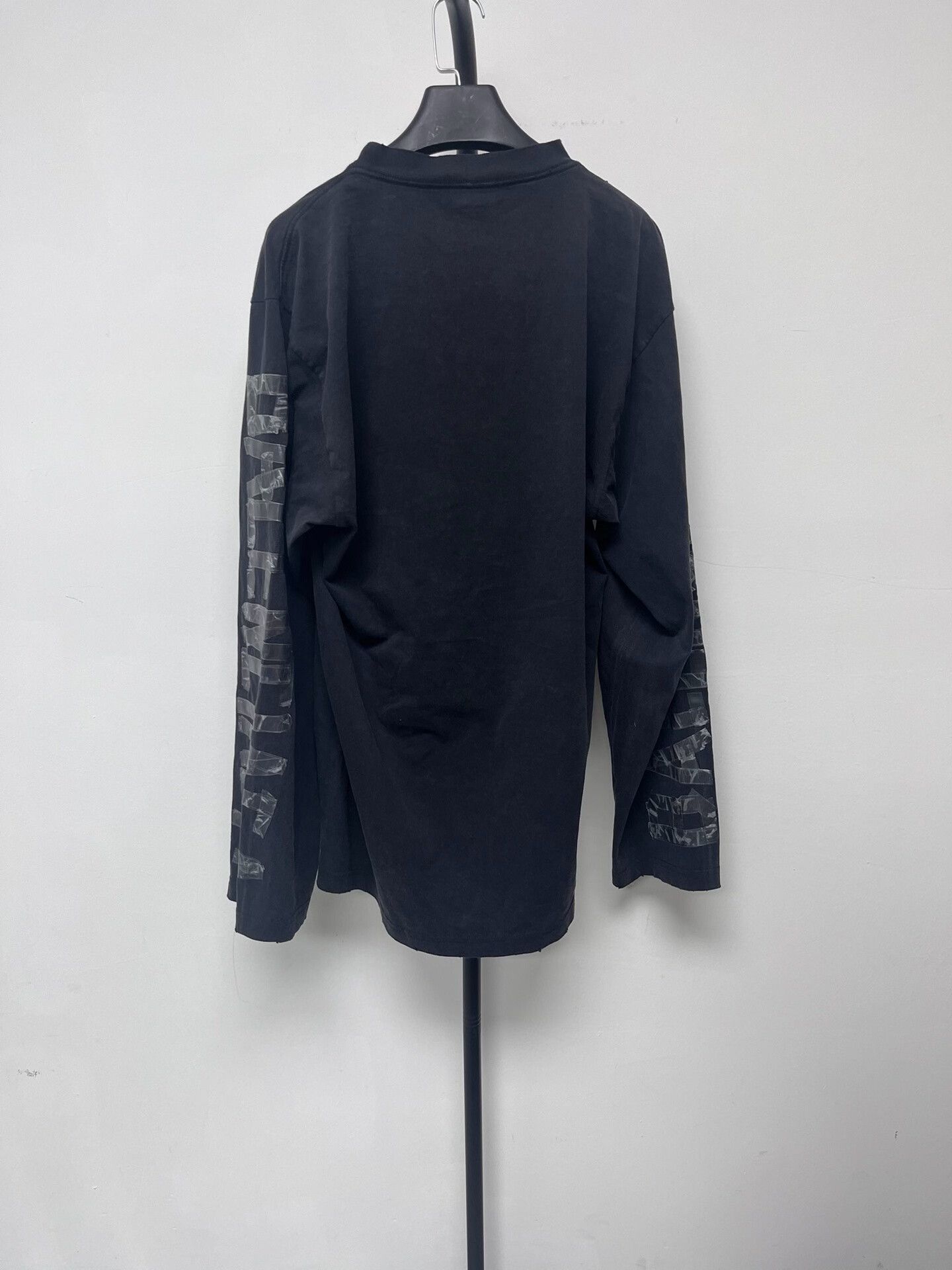 Balenciaga Balenciaga Asymmetric Hem Long Sleeve T-Shirt Size S Size US S / EU 44-46 / 1 - 3 Thumbnail