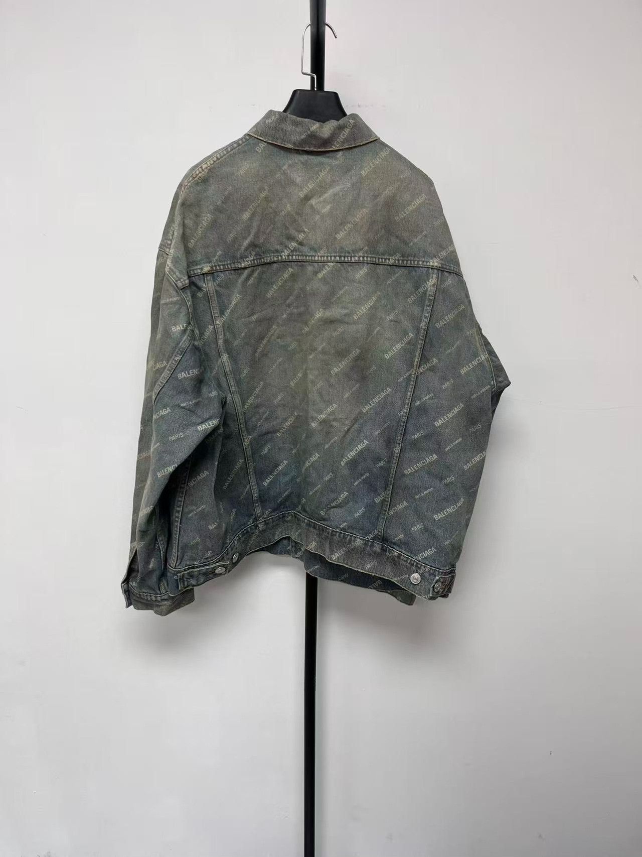 Balenciaga Balenciaga Logo Print Distressed Denim Jacket S Size US S / EU 44-46 / 1 - 3 Thumbnail