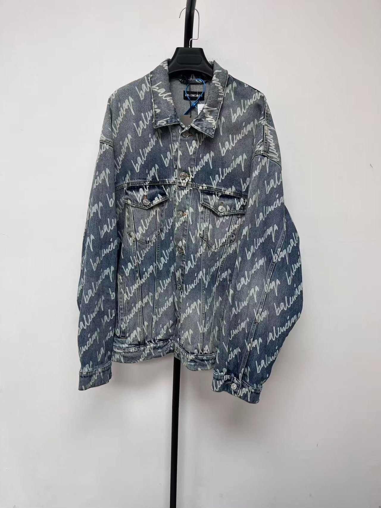 Balenciaga Balenciaga Script Logo Denim Jacket Size 2 Size M / US 6-8 / IT 42-44 - 2 Thumbnail