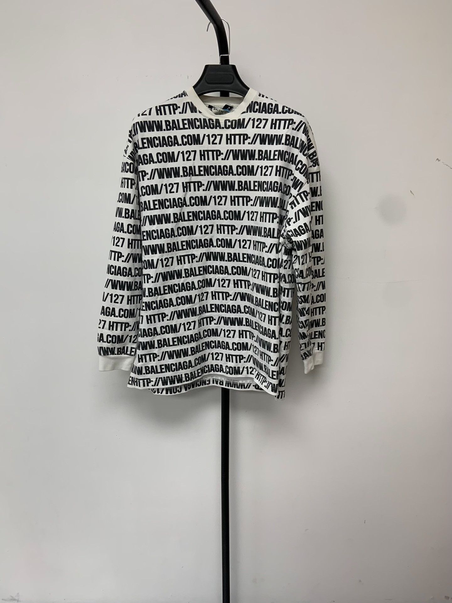 Balenciaga Balenciaga All Over Logo Long Sleeve T-Shirt Size M Size US M / EU 48-50 / 2 - 2 Thumbnail