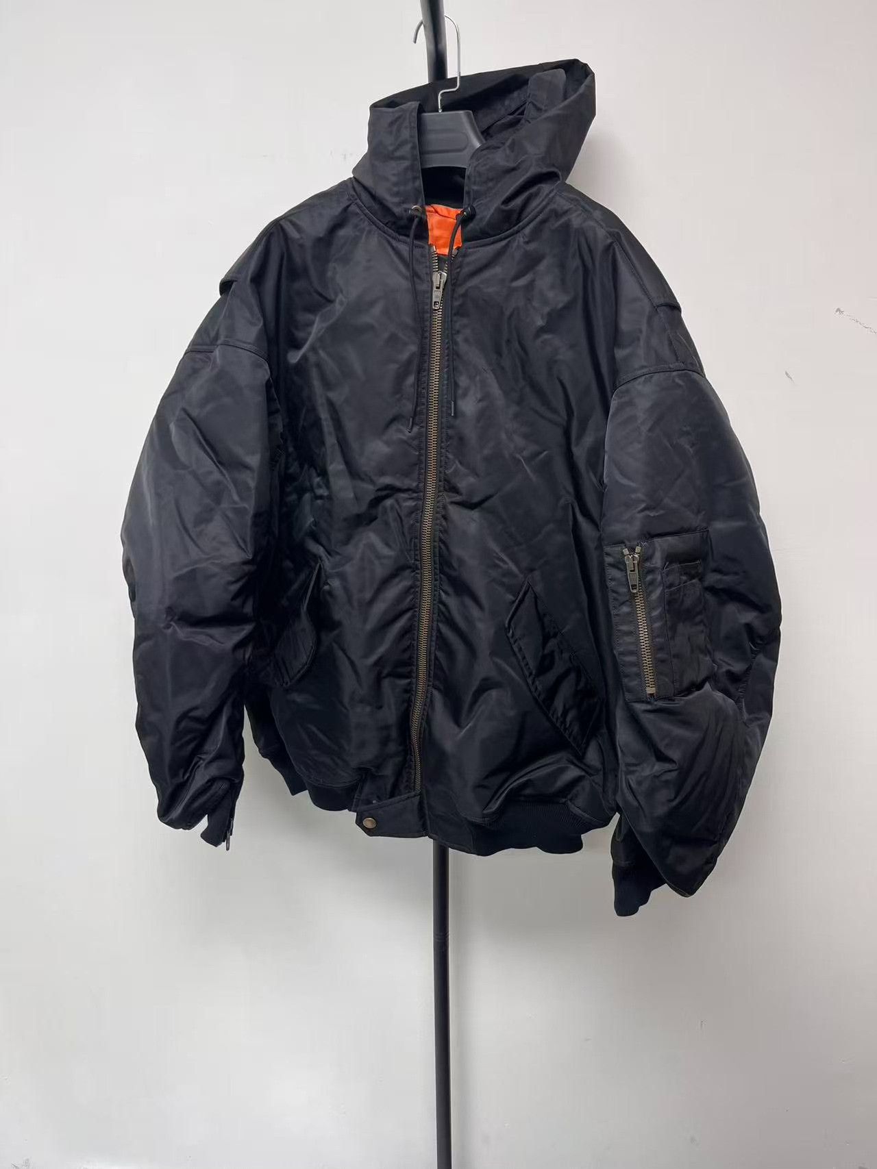 Balenciaga Balenciaga Crest Logo Bomber Jacket Size 1 Size US S / EU 44-46 / 1 - 3 Thumbnail