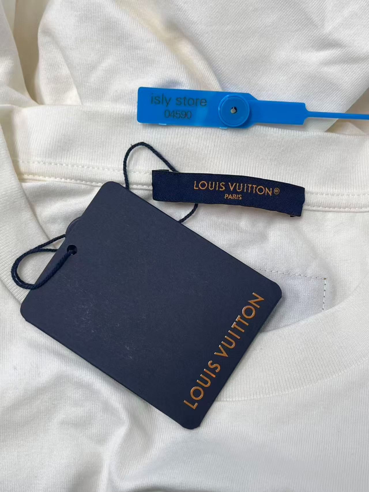 Louis Vuitton Louis Vuitton Logo Embossed T-Shirt Size S Size US S / EU 44-46 / 1 - 8 Thumbnail