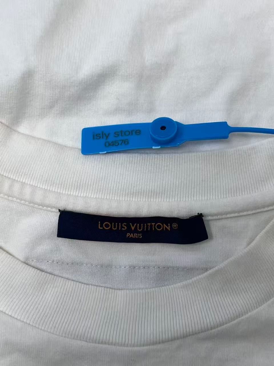 Louis Vuitton Louis Vuitton Logo Embossed T-Shirt Size S Size US S / EU 44-46 / 1 - 6 Thumbnail
