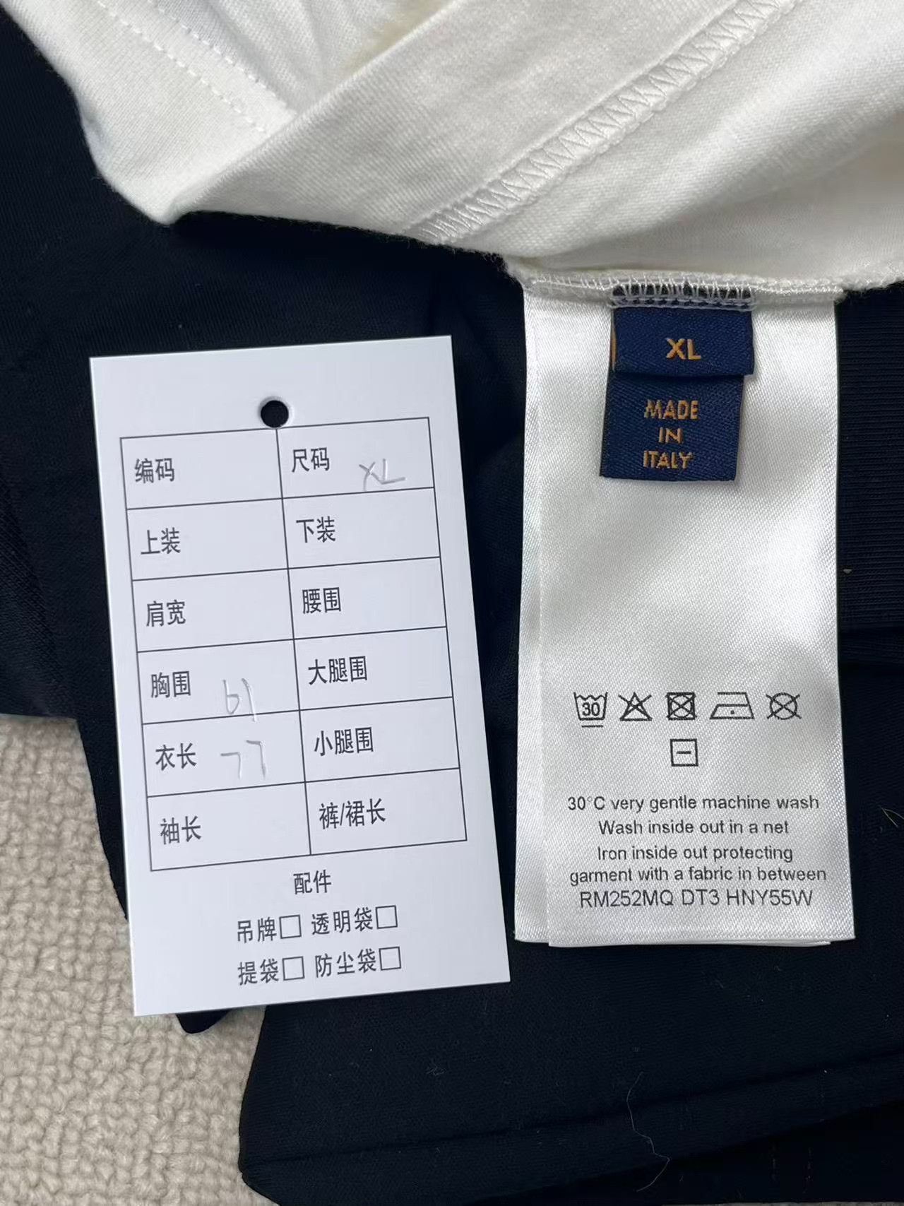 Louis Vuitton Louis Vuitton Logo Embossed T-Shirt Size S Size US S / EU 44-46 / 1 - 7 Thumbnail