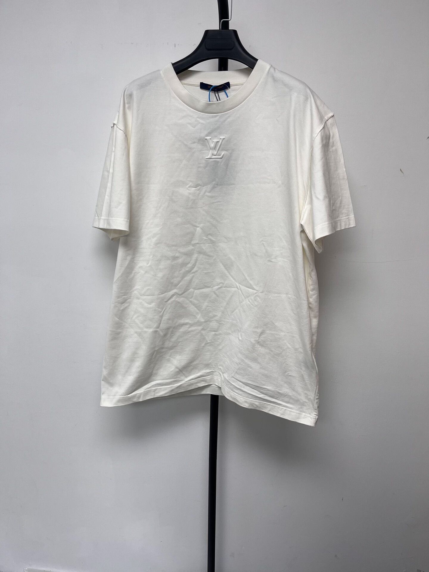 Louis Vuitton Louis Vuitton Logo Embossed T-Shirt Size S Size US S / EU 44-46 / 1 - 2 Thumbnail