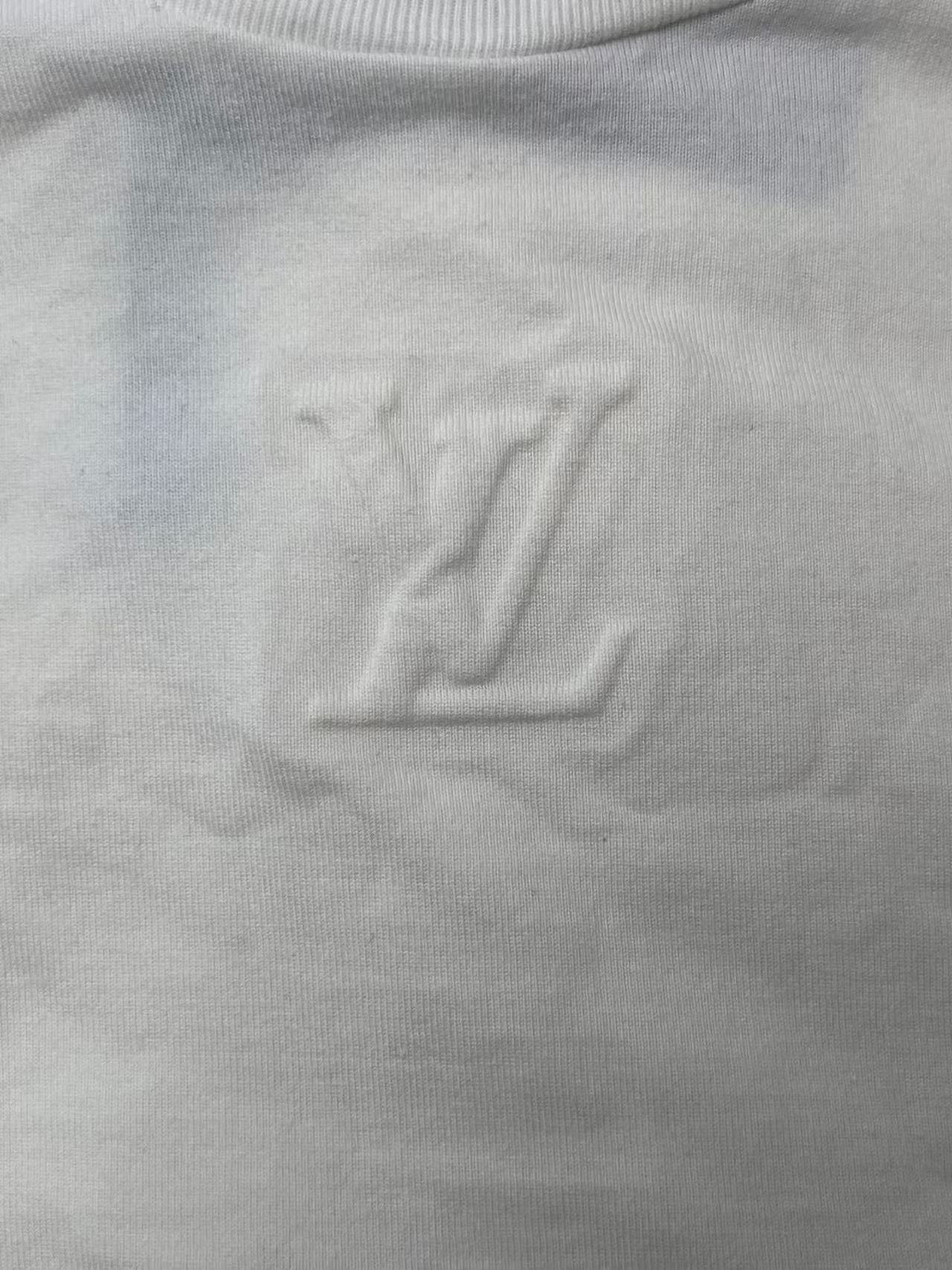 Louis Vuitton Louis Vuitton Logo Embossed T-Shirt Size S Size US S / EU 44-46 / 1 - 4 Thumbnail