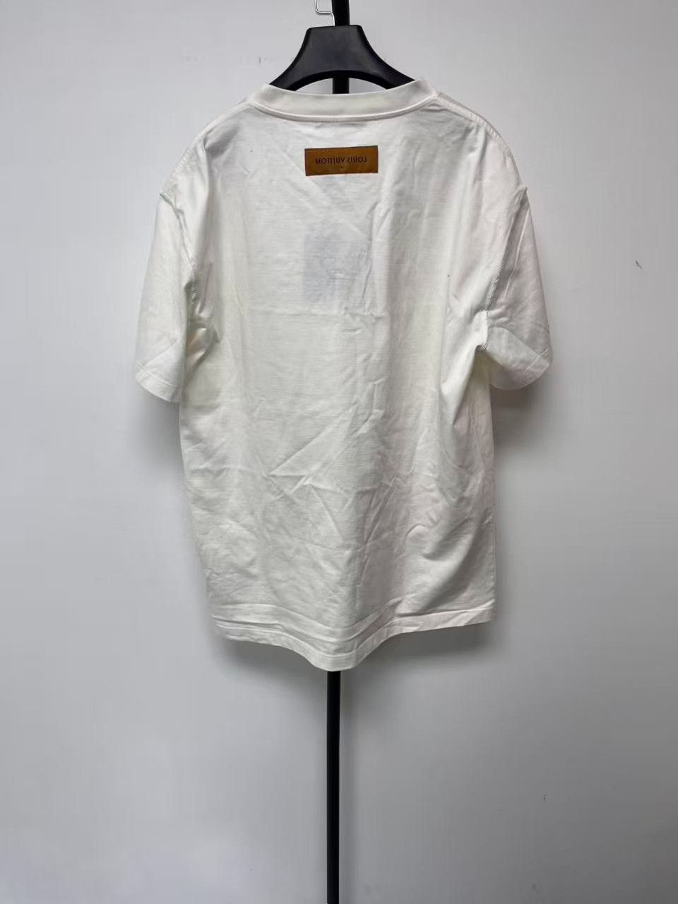 Louis Vuitton Louis Vuitton Logo Embossed T-Shirt Size S Size US S / EU 44-46 / 1 - 3 Thumbnail
