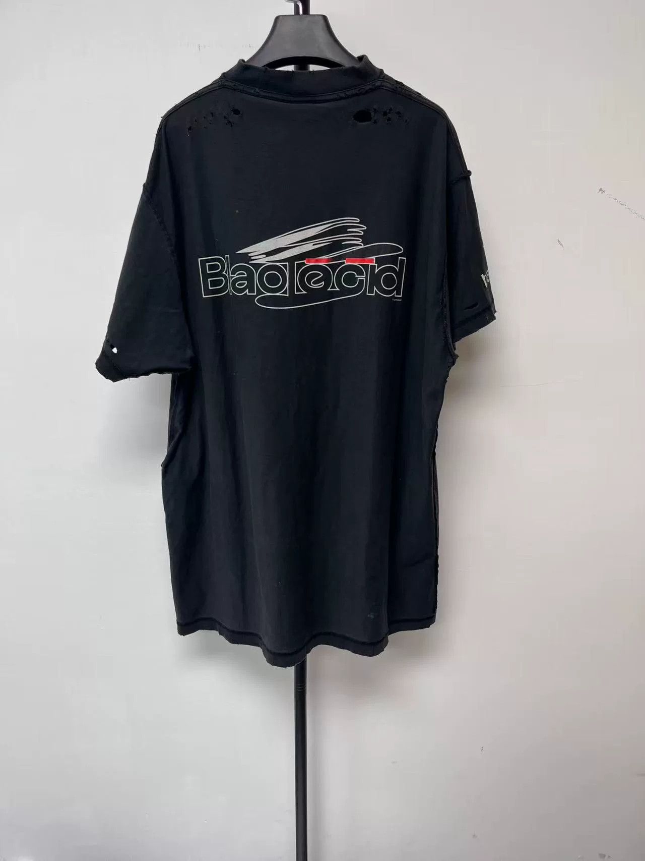 Balenciaga Balenciaga Logo Graphic Distressed T-Shirt Size 1 Size US S / EU 44-46 / 1 - 3 Thumbnail