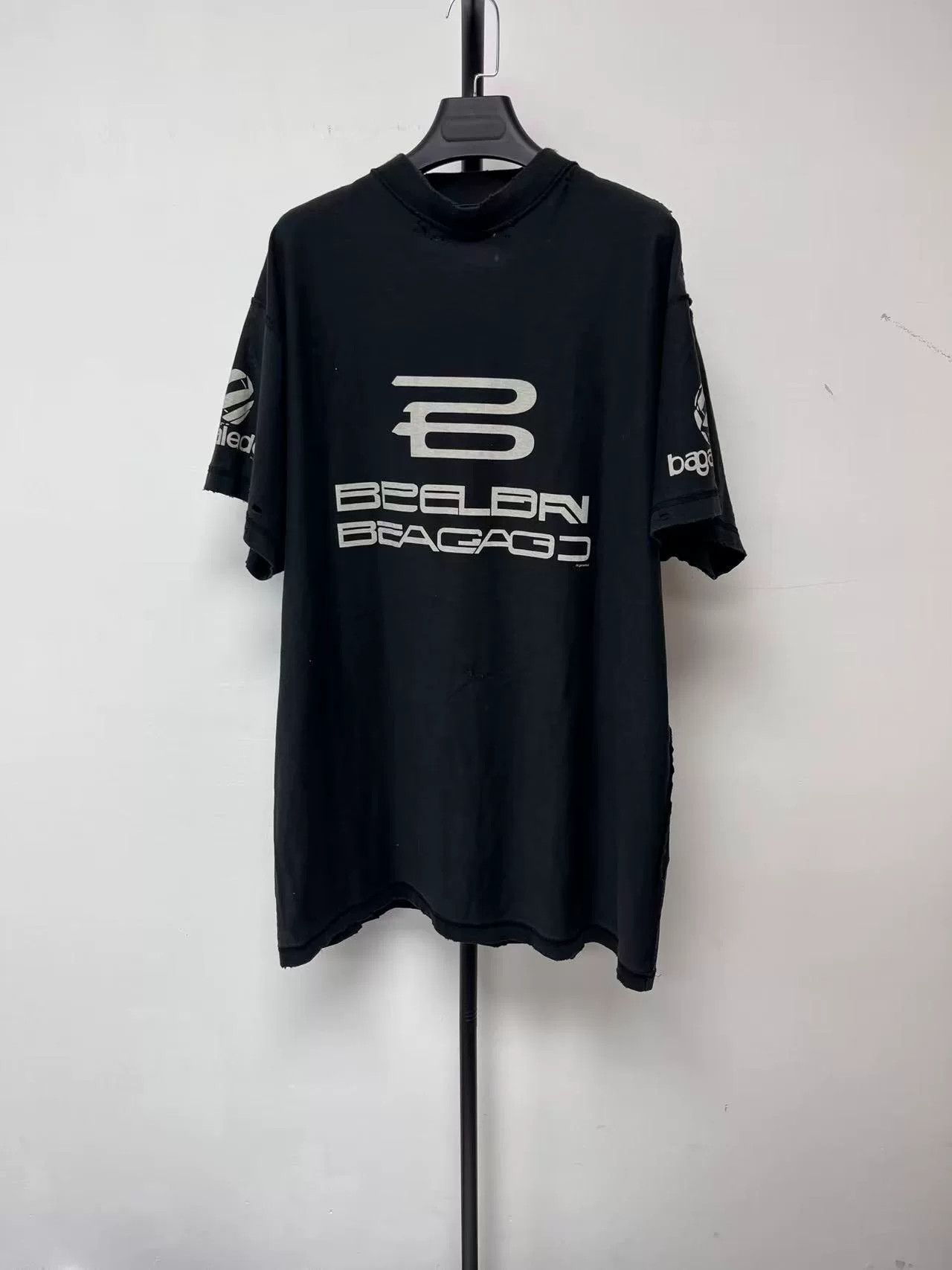 Balenciaga Balenciaga Logo Graphic Distressed T-Shirt Size 1 Size US S / EU 44-46 / 1 - 2 Thumbnail