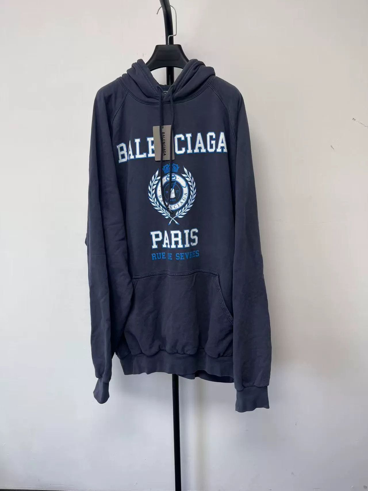 Balenciaga Balenciaga Paris Logo Crest Hoodie Size 3 Size US L / EU 52-54 / 3 - 2 Thumbnail