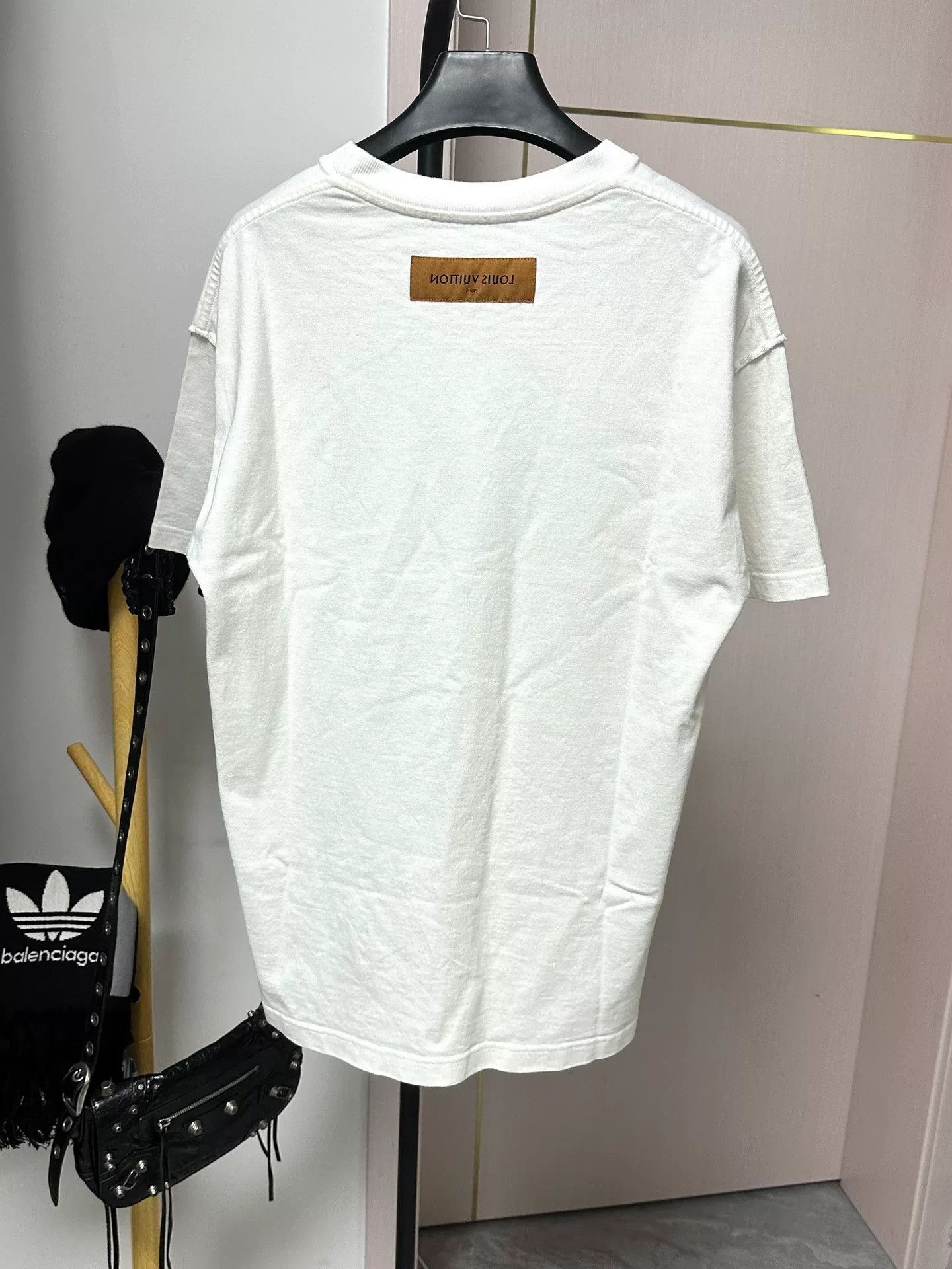 Louis Vuitton Louis Vuitton Rainbow Logo Graphic T-Shirt S Size US S / EU 44-46 / 1 - 3 Thumbnail