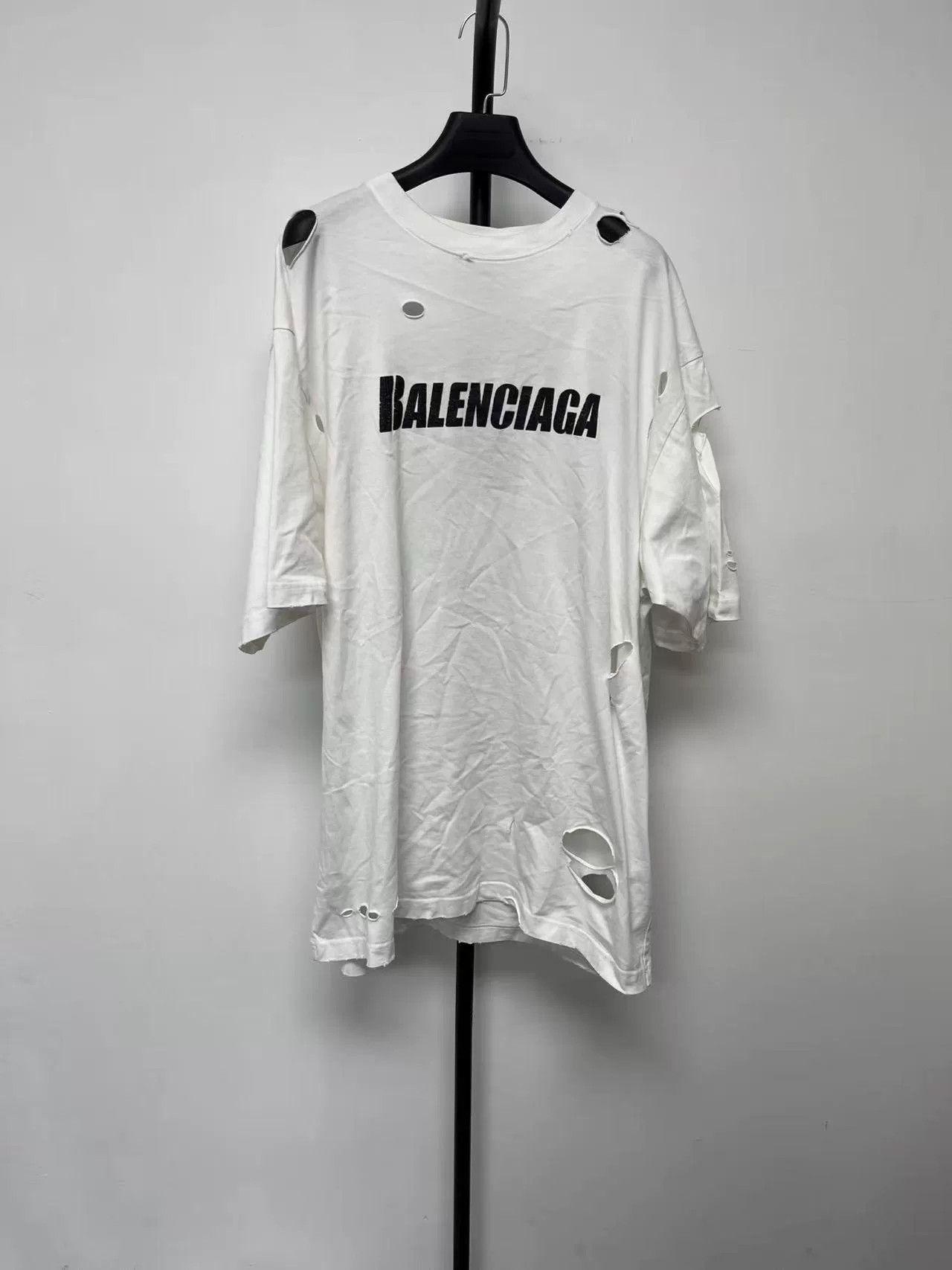 Balenciaga Balenciaga Destroyed Caps Logo T-Shirt XXS Size US XXS / EU 40 - 2 Thumbnail