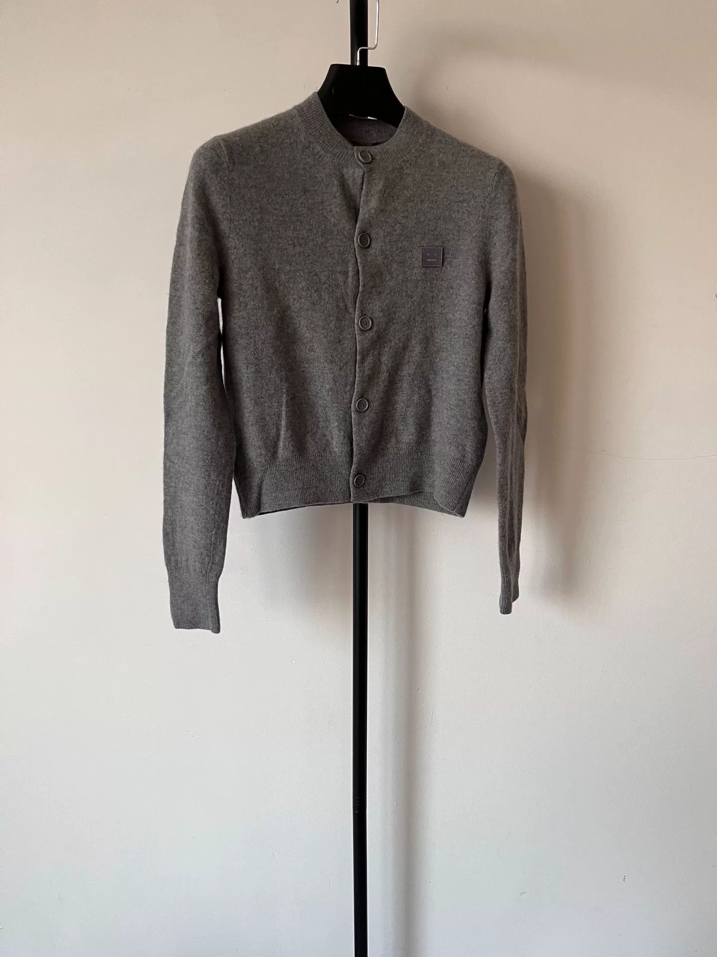 Acne Studios Acne Studios Gray Wool Face Patch Cardigan XS Size XS / US 0-2 / IT 36-38 - 2 Thumbnail