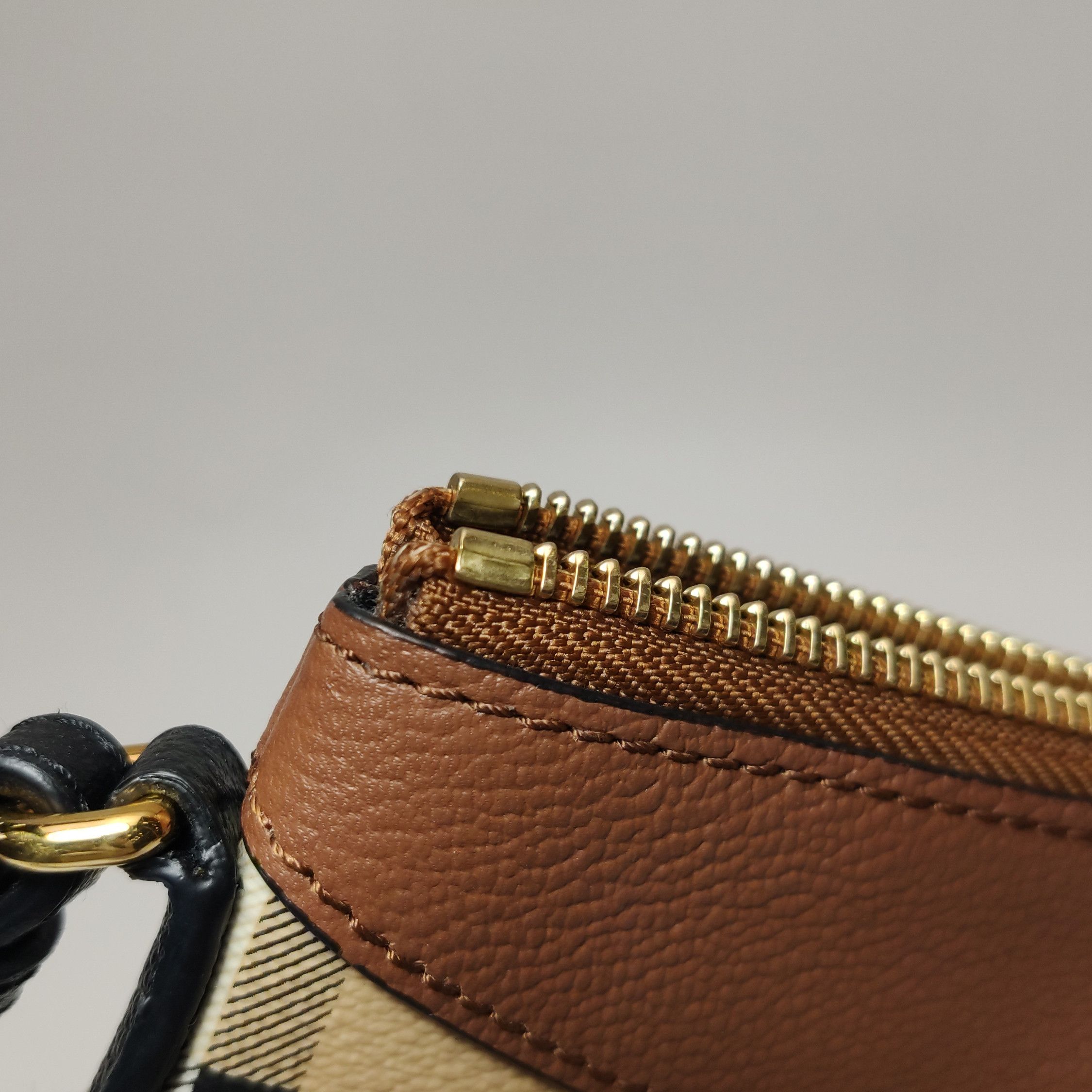 Burberry Burberry Women os Shoulder Bags Size ONE SIZE - 18 Thumbnail