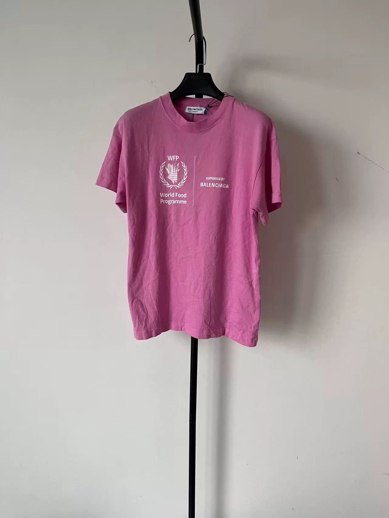 Balenciaga Balenciaga WFP Logo Pink T-Shirt Size XS Size XS / US 0-2 / IT 36-38 - 2 Thumbnail