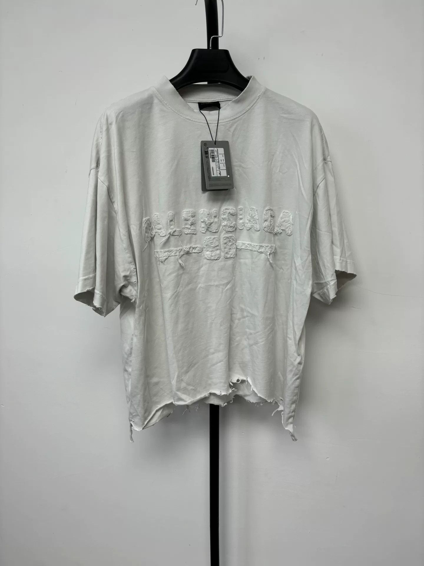 Balenciaga Balenciaga Distressed Patch Logo T-Shirt Size 1 Size US S / EU 44-46 / 1 - 2 Thumbnail