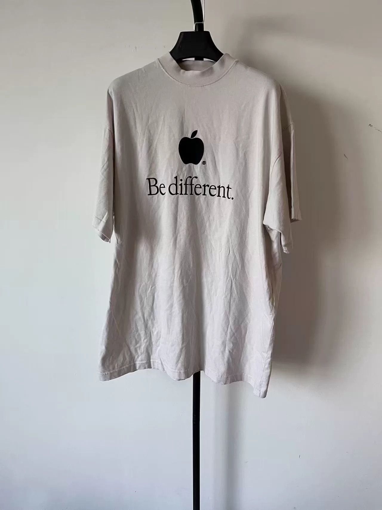 Balenciaga Balenciaga Apple Be Different Logo T-Shirt 1 Size US S / EU 44-46 / 1 - 2 Thumbnail