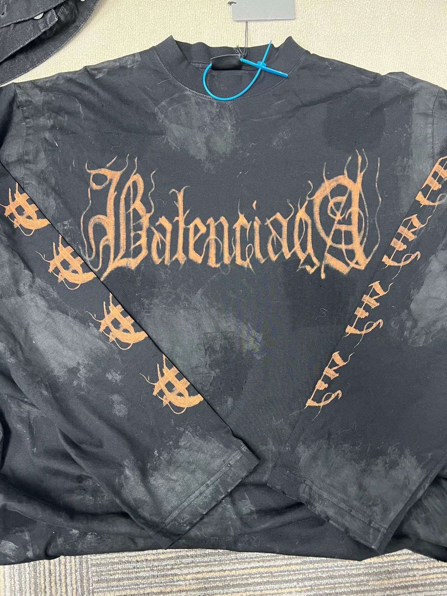 Balenciaga Balenciaga Sanskrit Logo Long Sleeve T-Shirt US M Size US M / EU 48-50 / 2 - 4 Thumbnail