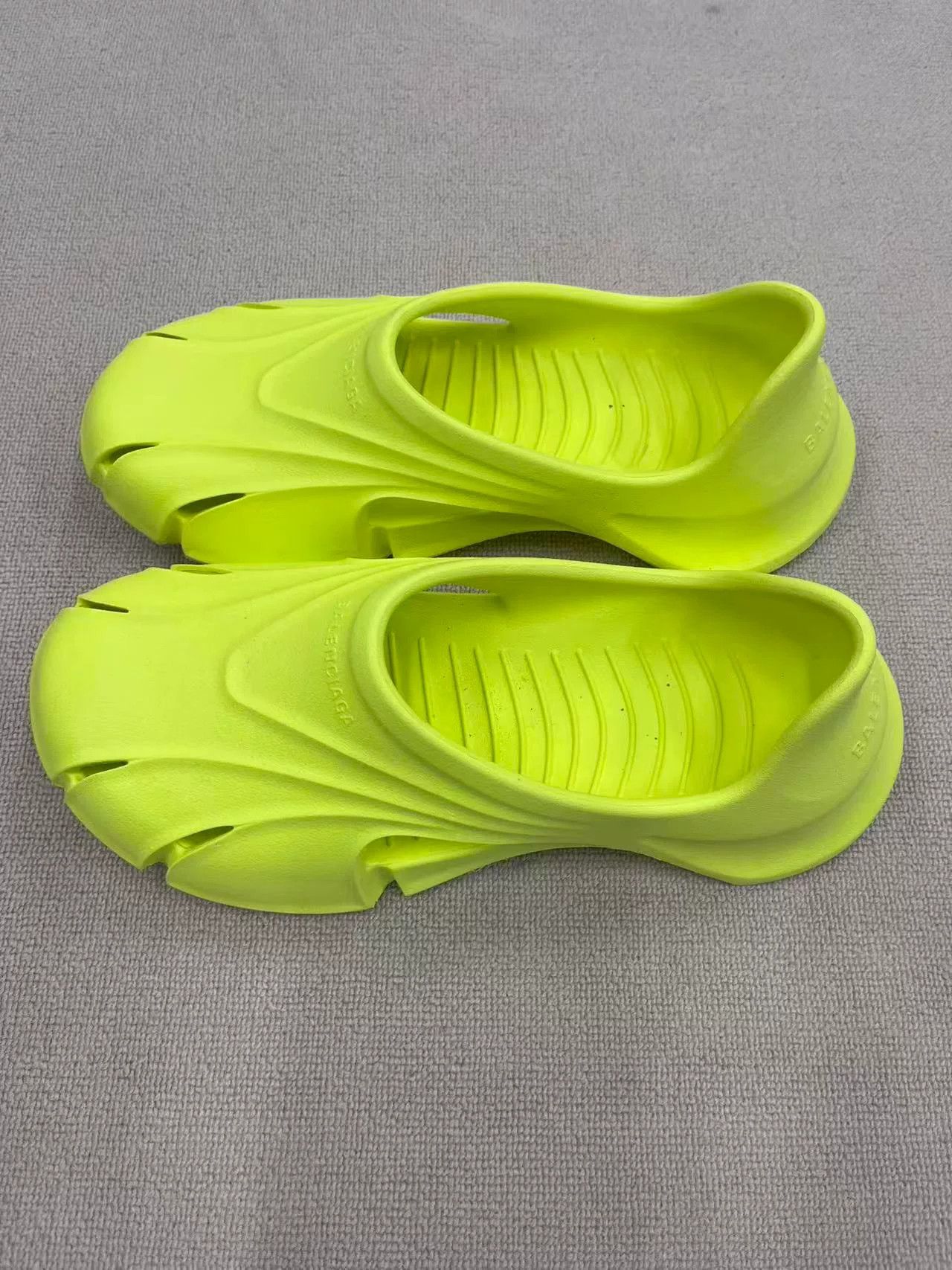 Balenciaga Balenciaga Neon Mold Rubber Clogs Size 44 Size US 11 / EU 44 - 4 Thumbnail