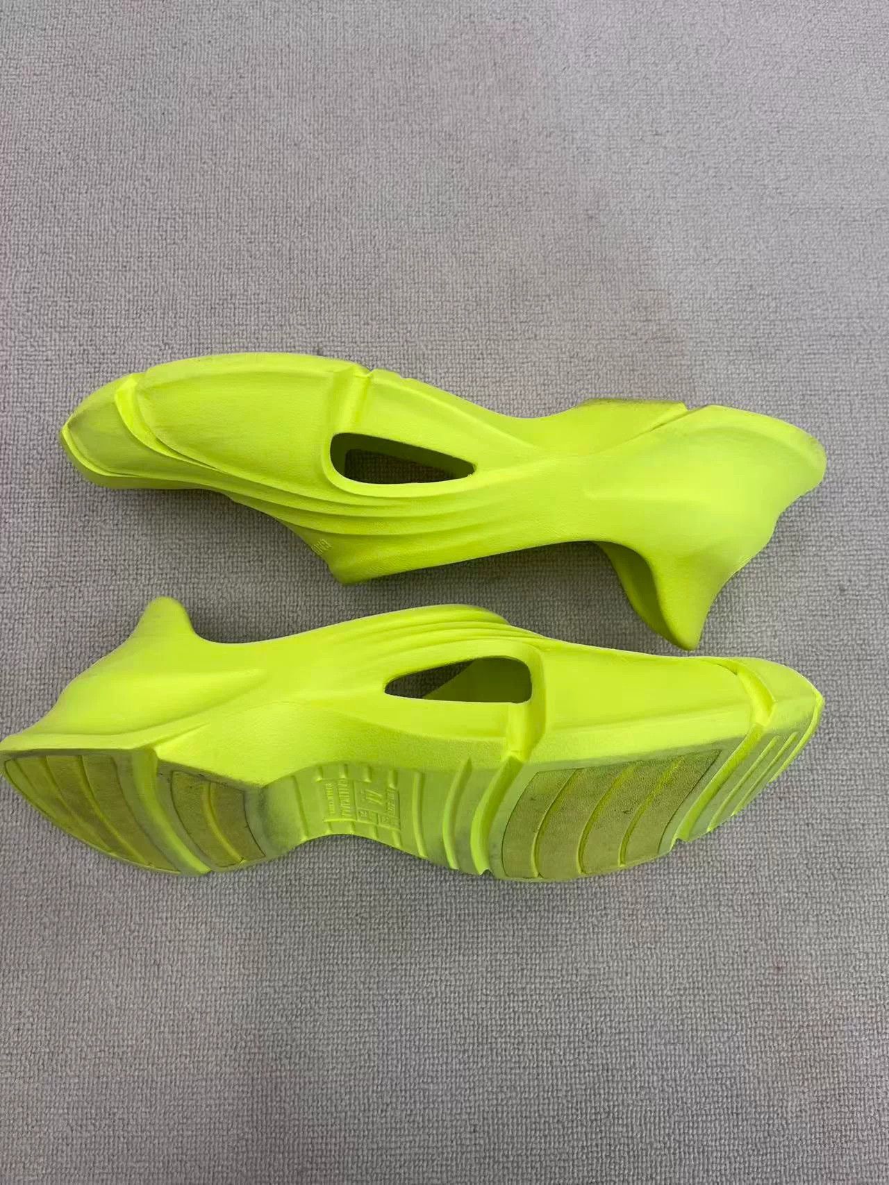 Balenciaga Balenciaga Neon Mold Rubber Clogs Size 44 Size US 11 / EU 44 - 7 Thumbnail